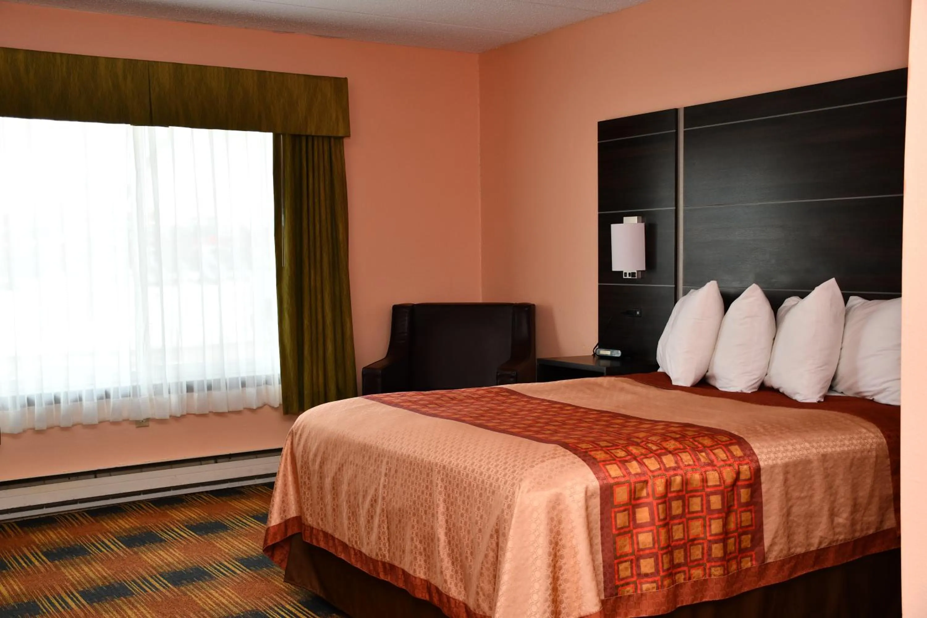 Bed in Regency Inn & Suites Faribault