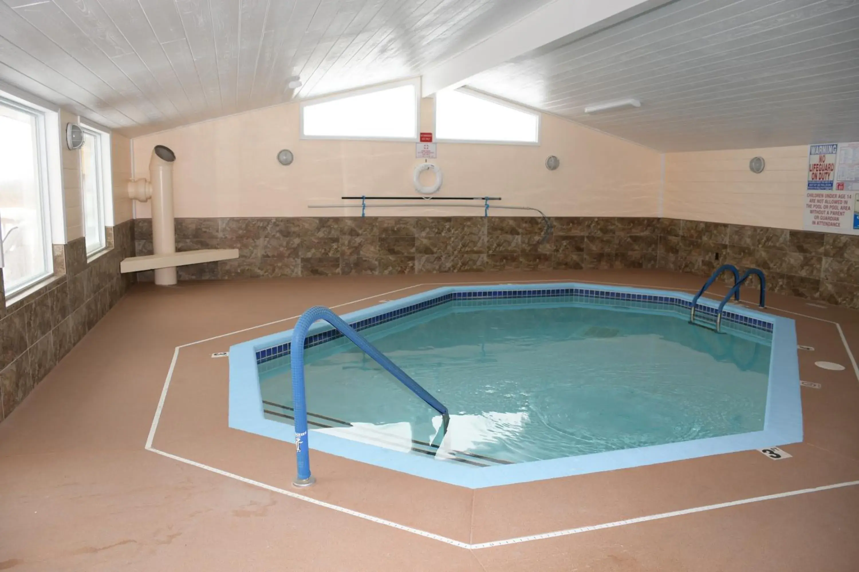 Swimming pool in Regency Inn & Suites Faribault Swimming pool in Regency Inn & Suites Faribault