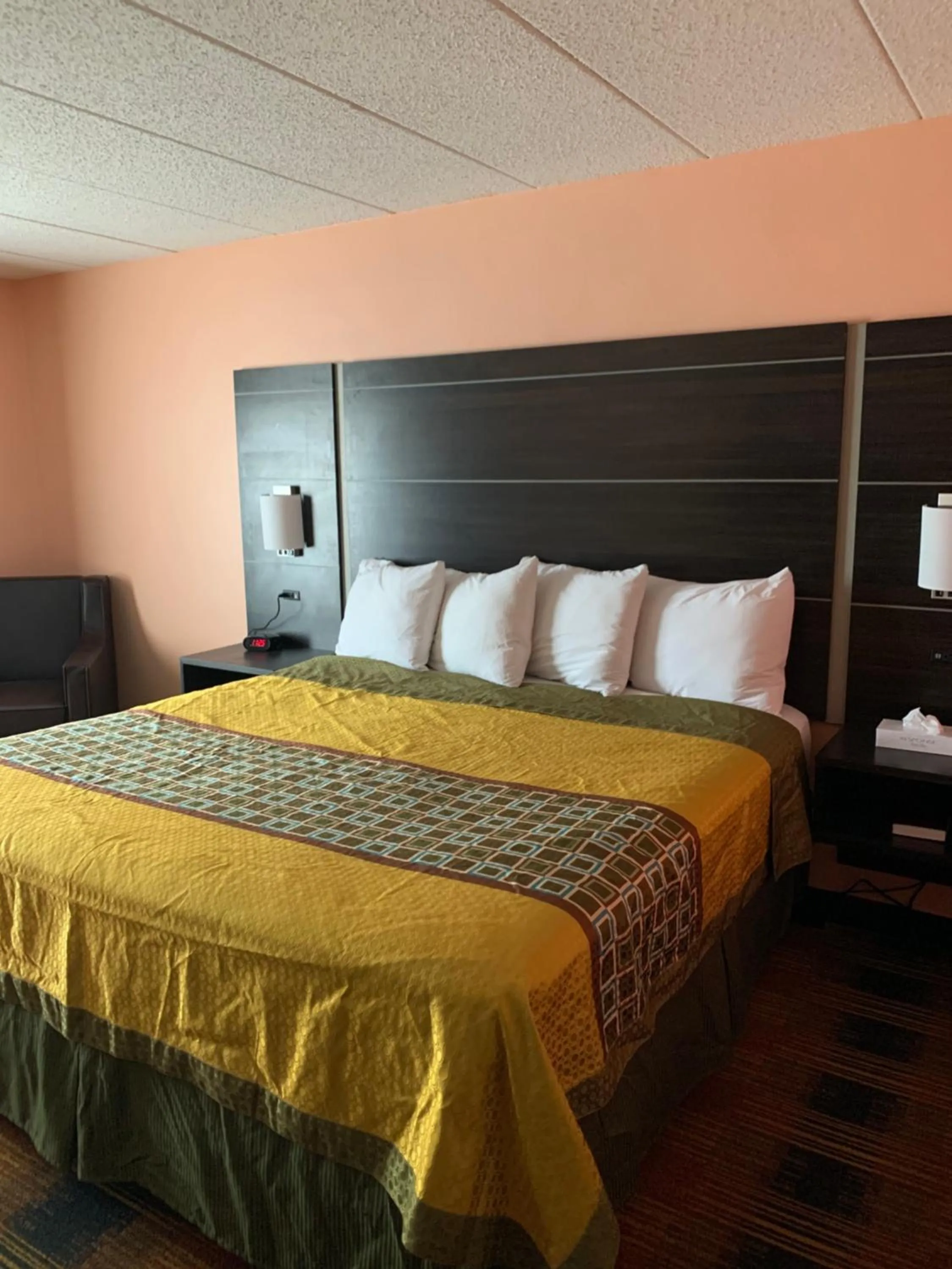Bed in Regency Inn & Suites Faribault