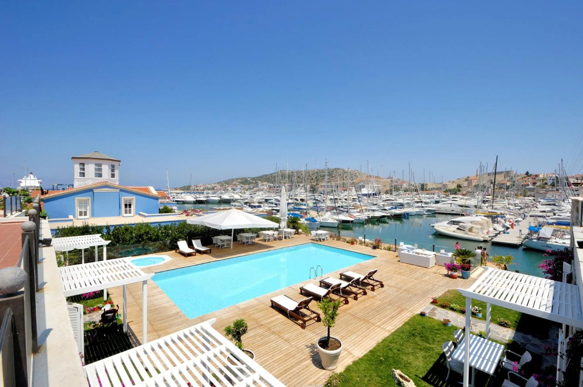 Swimming pool in Cesme Marina Konukevi