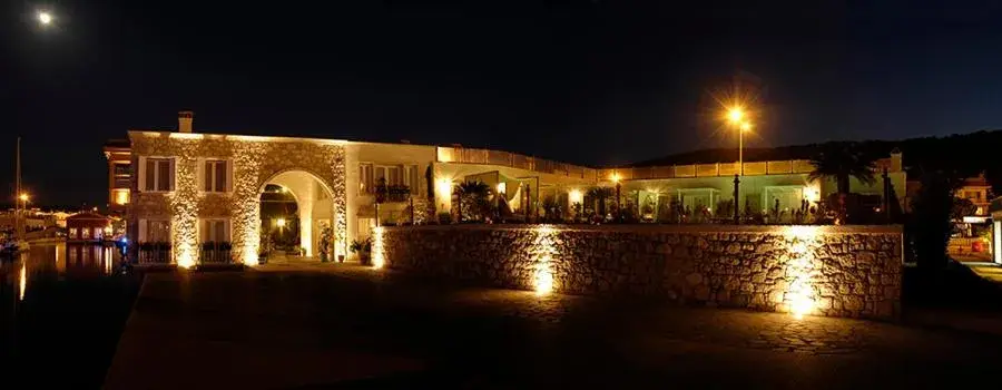 Property building in Cesme Marina Konukevi Property building in Cesme Marina Konukevi