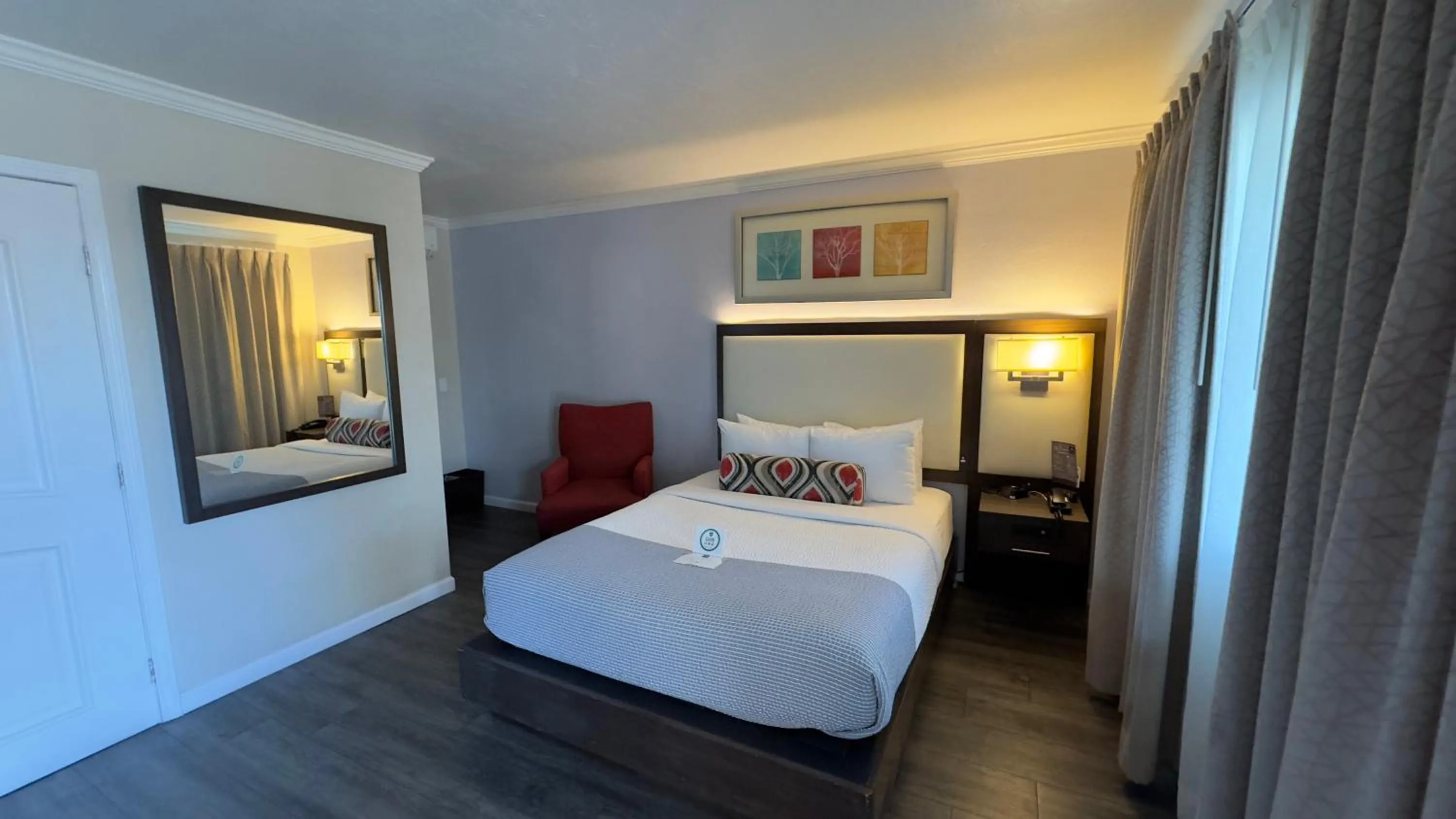 Bed in The Palo Alto Inn