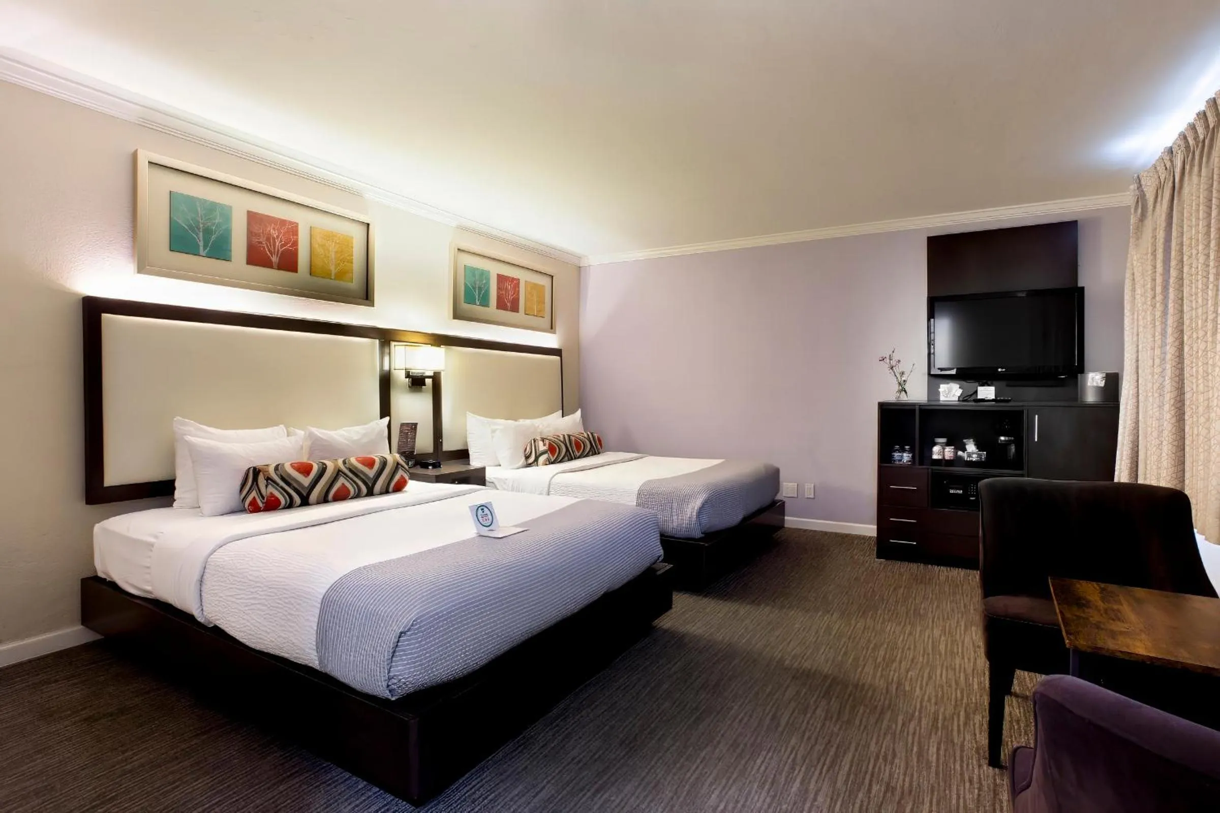 Bed in The Palo Alto Inn