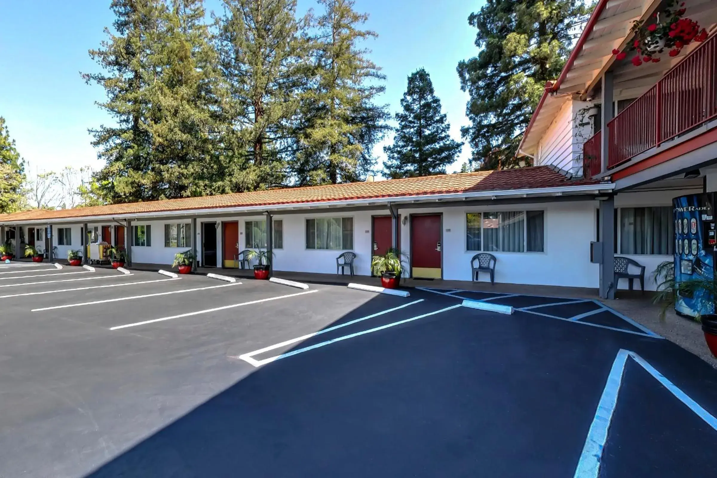 Property building in The Palo Alto Inn Property building in The Palo Alto Inn