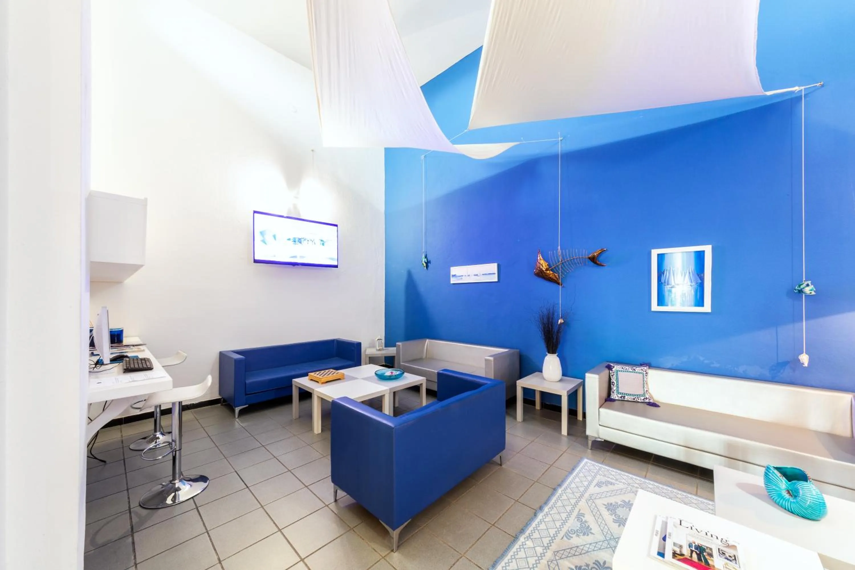 Communal lounge/ TV room in Hotel Meli