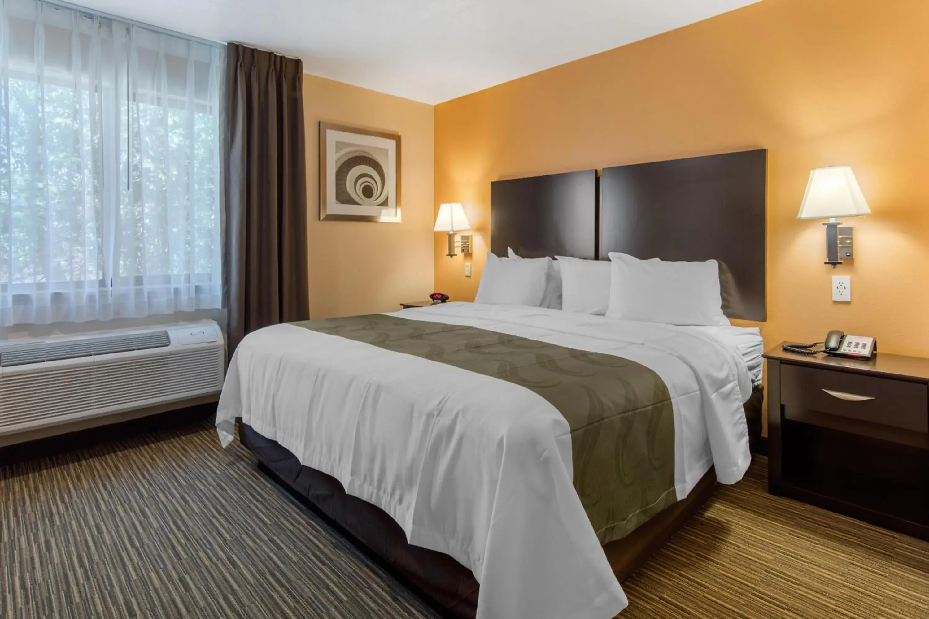 Bed in Quality Inn & Suites Albuquerque North near Balloon Fiesta Park Bed in Quality Inn & Suites Albuquerque North near Balloon Fiesta Park