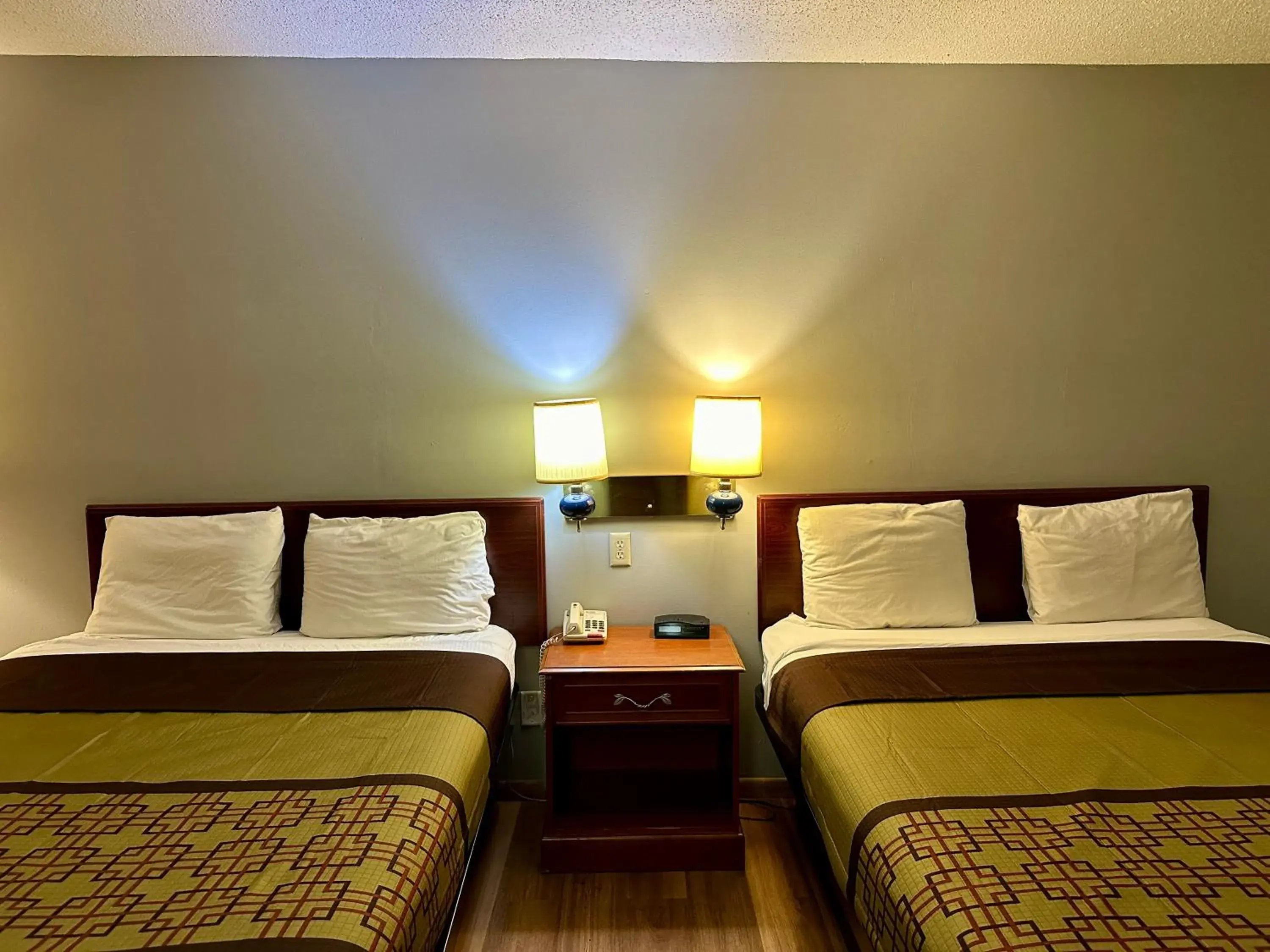 Bed in Thunderbird Motor Inn Bed in Thunderbird Motor Inn