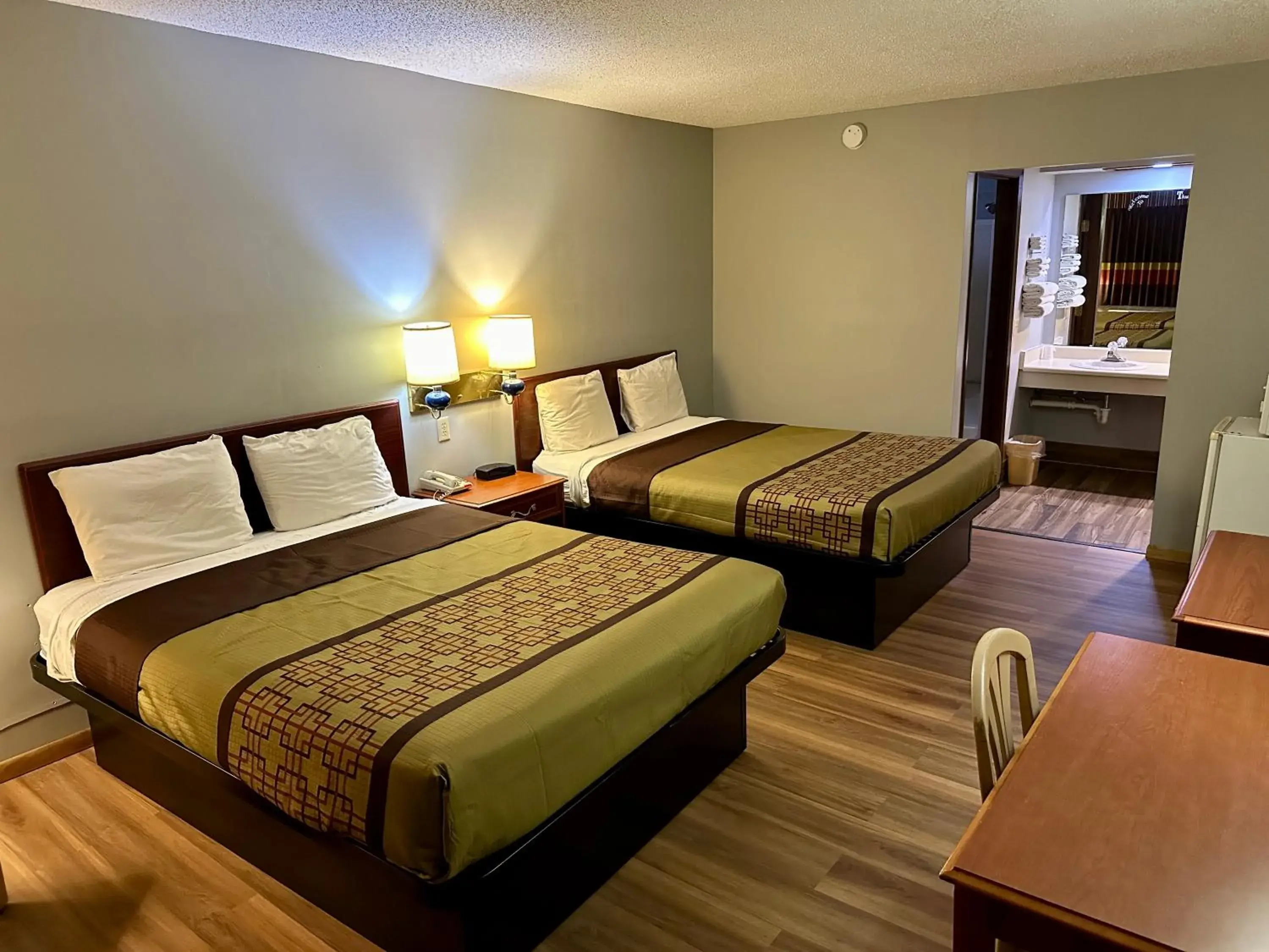 Photo of the whole room, Bed in Thunderbird Motor Inn Photo of the whole room, Bed in Thunderbird Motor Inn