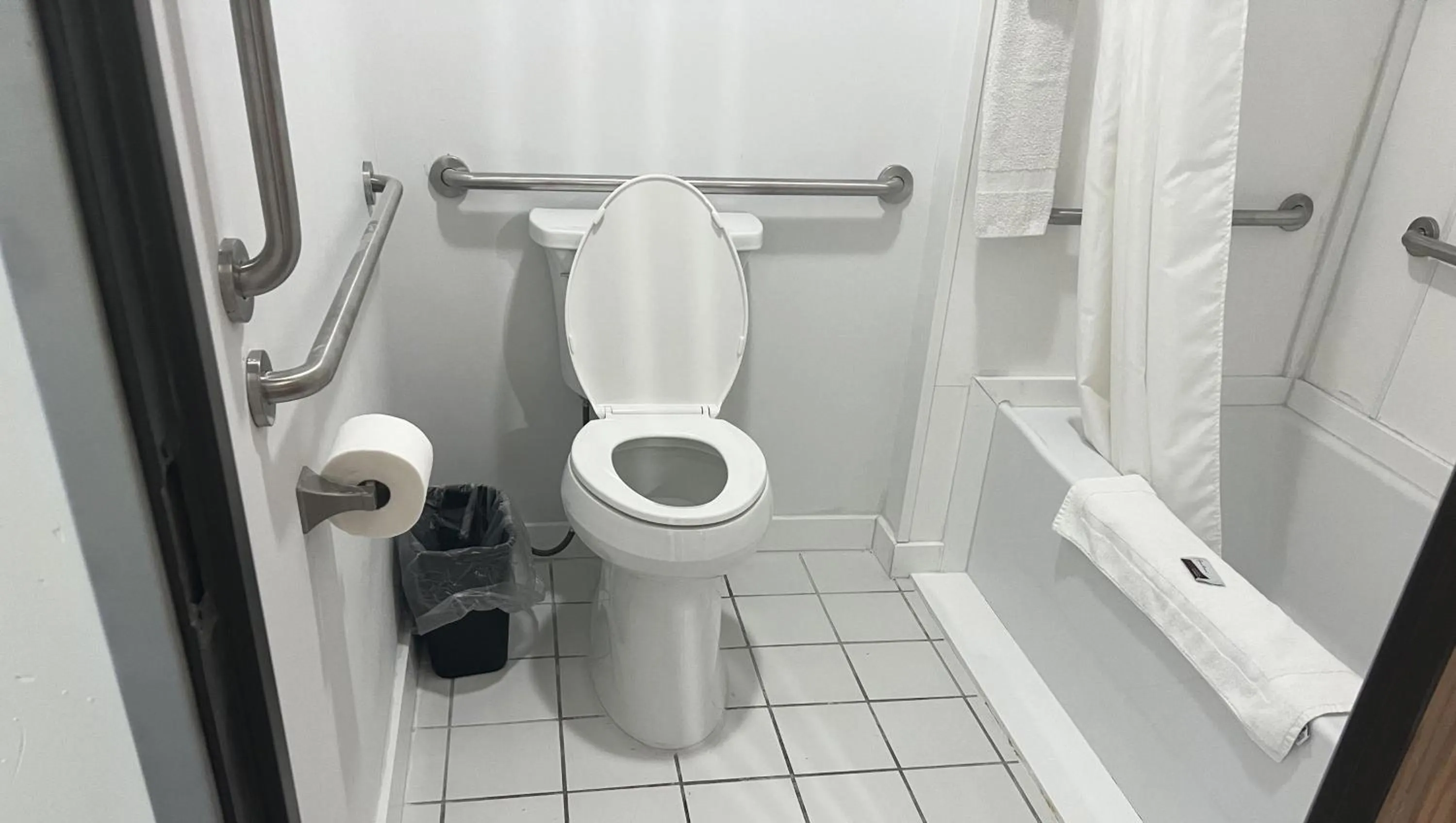 Bathroom in Countryside Inn Motel Albert Lea