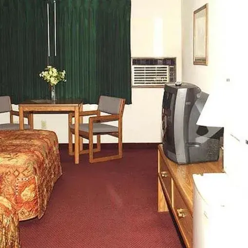 Photo of the whole room, TV/Entertainment Center in Countryside Inn Motel Albert Lea