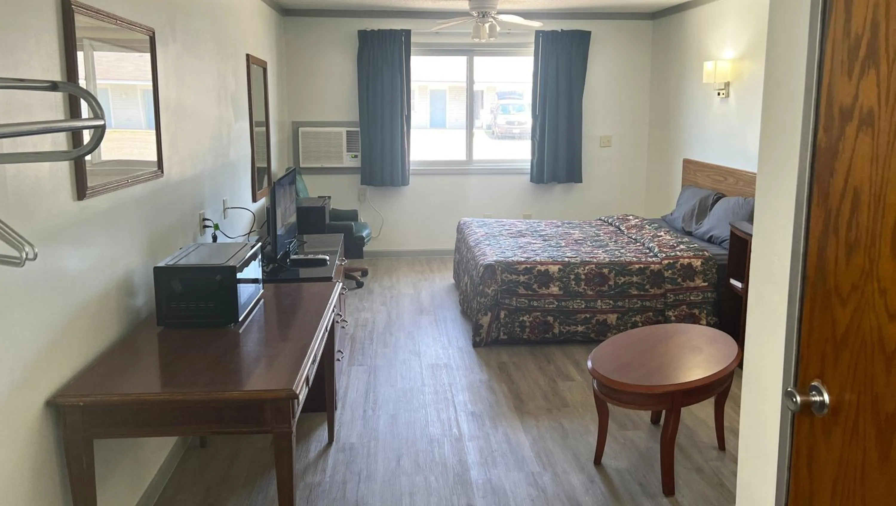 Bedroom, Bed in Countryside Inn Motel Albert Lea