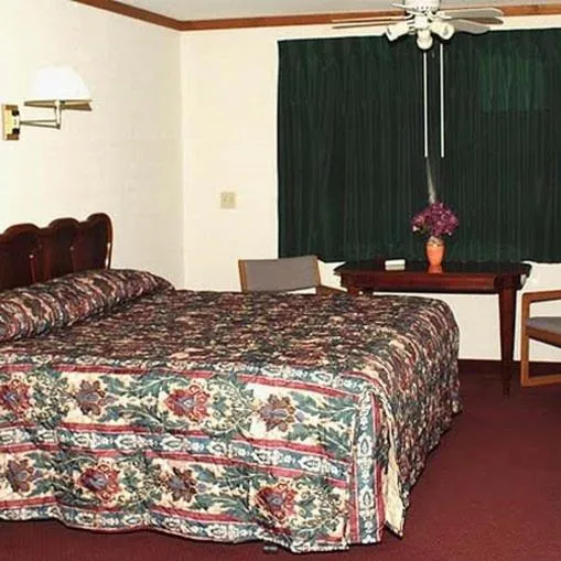 Photo of the whole room, Bed in Countryside Inn Motel Albert Lea