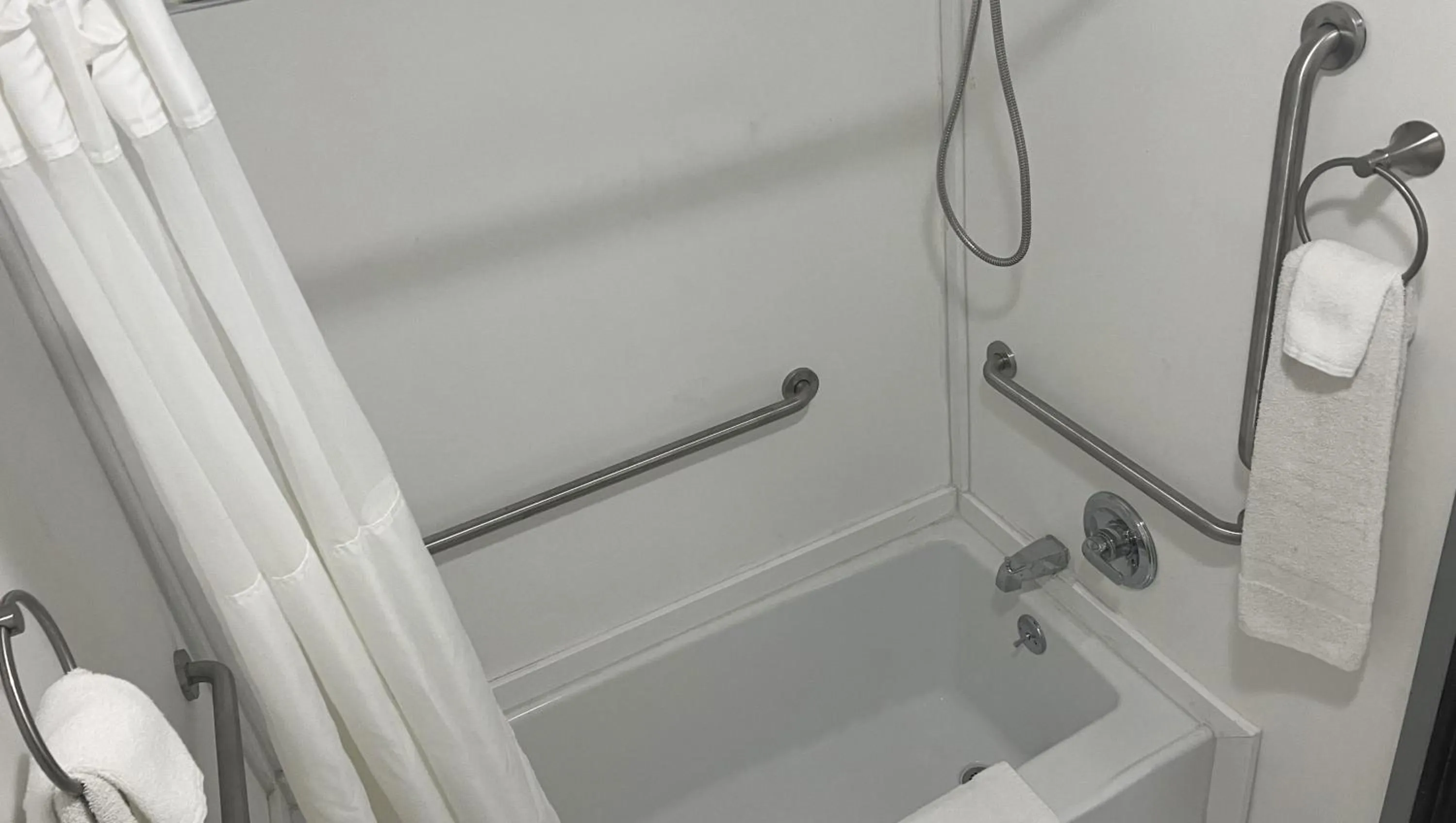 Bathroom in Countryside Inn Motel Albert Lea