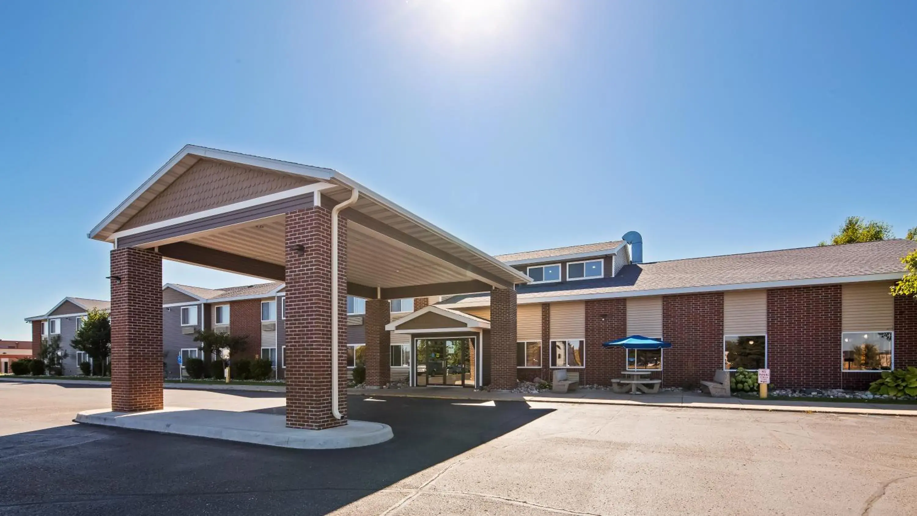 Property building in Best Western Alexandria Inn Property building in Best Western Alexandria Inn