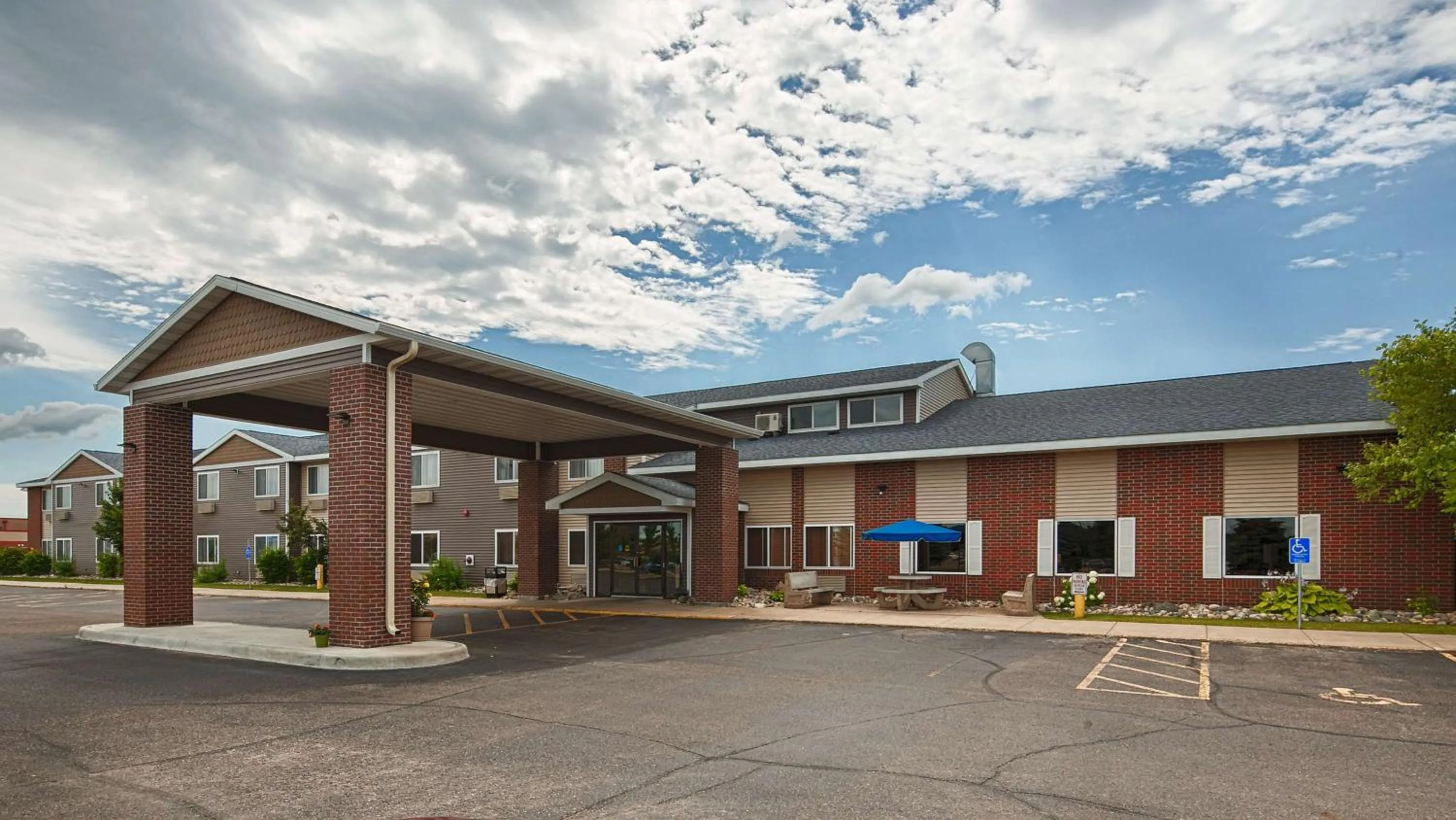 Property building in Best Western Alexandria Inn