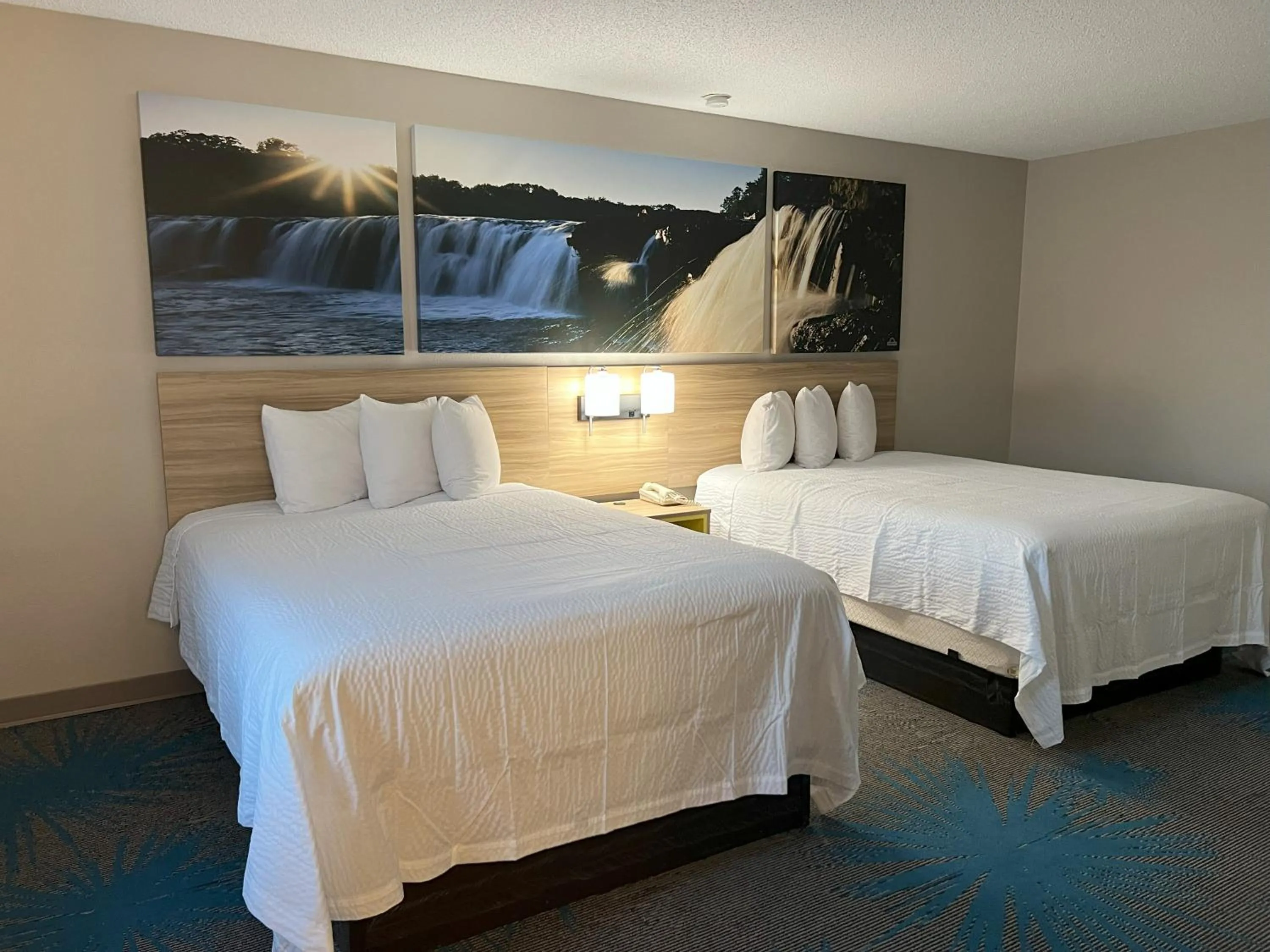 Bedroom, Bed in Days Inn by Wyndham Jamestown