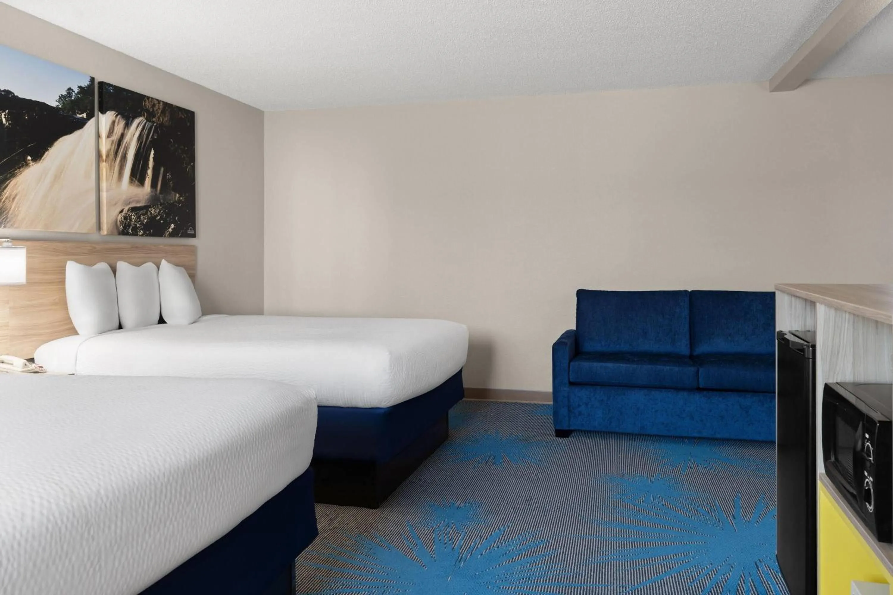 Photo of the whole room, Bed in Days Inn by Wyndham Jamestown