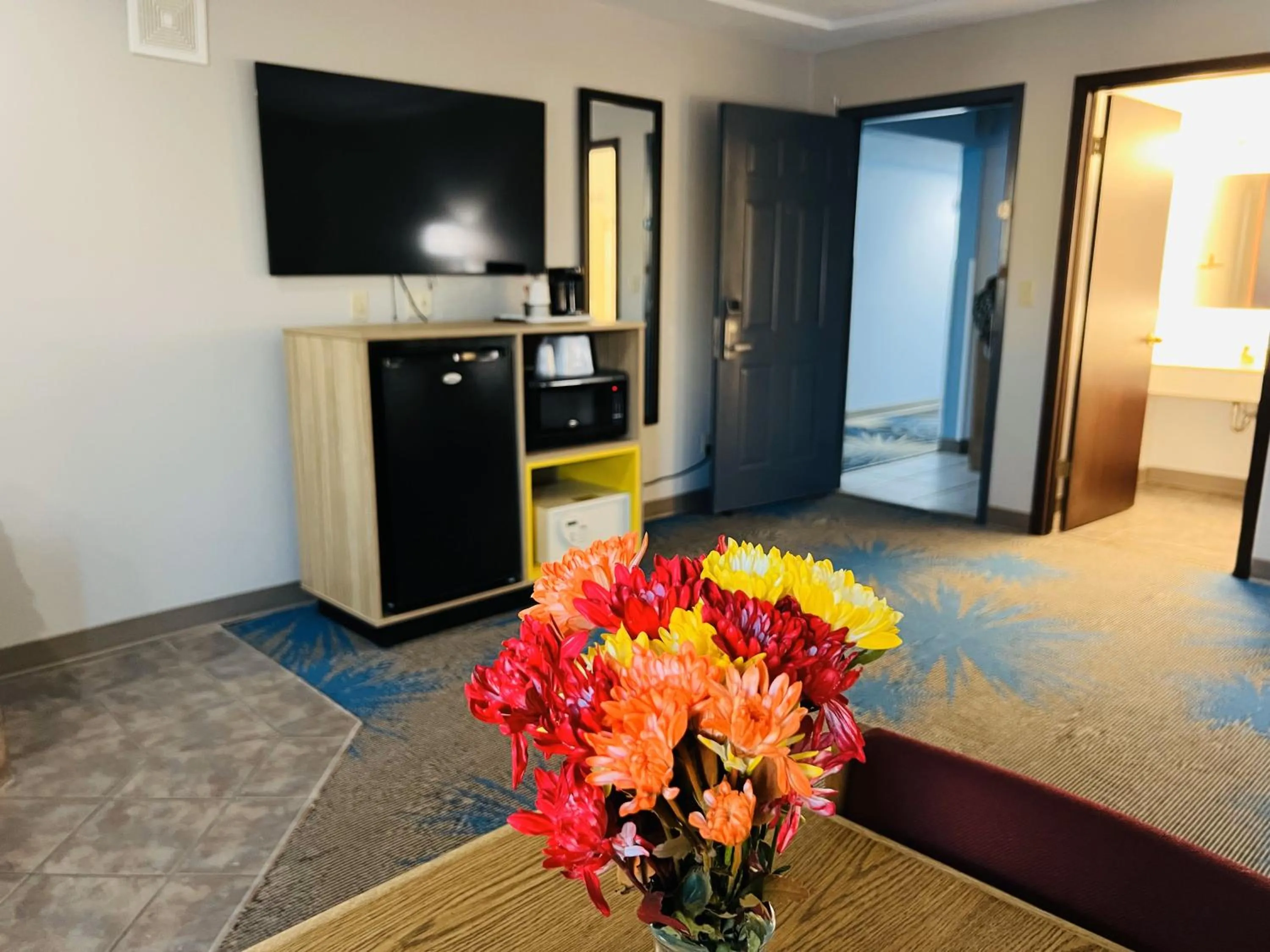 Bedroom in Days Inn by Wyndham Jamestown