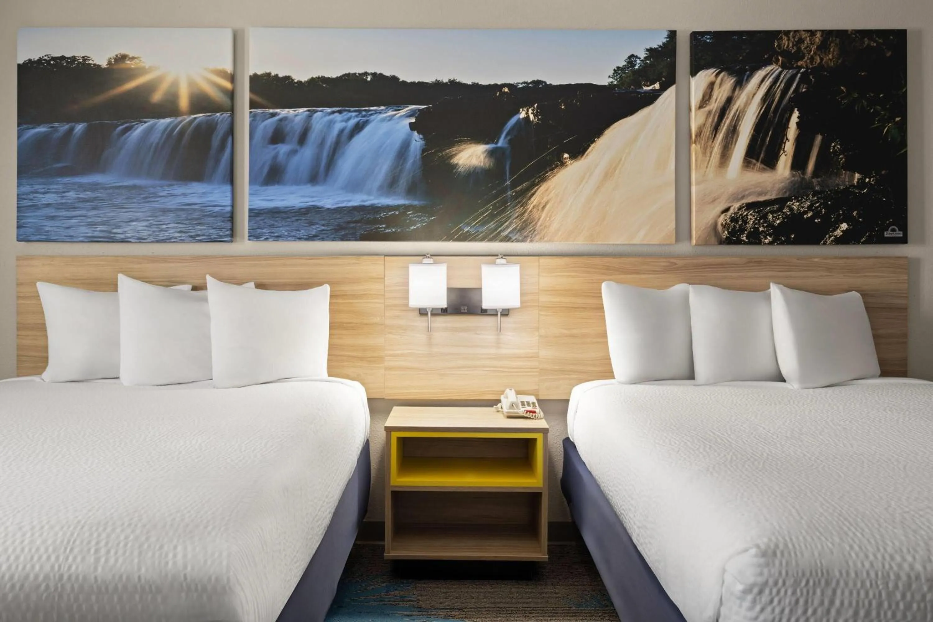 Photo of the whole room, Bed in Days Inn by Wyndham Jamestown