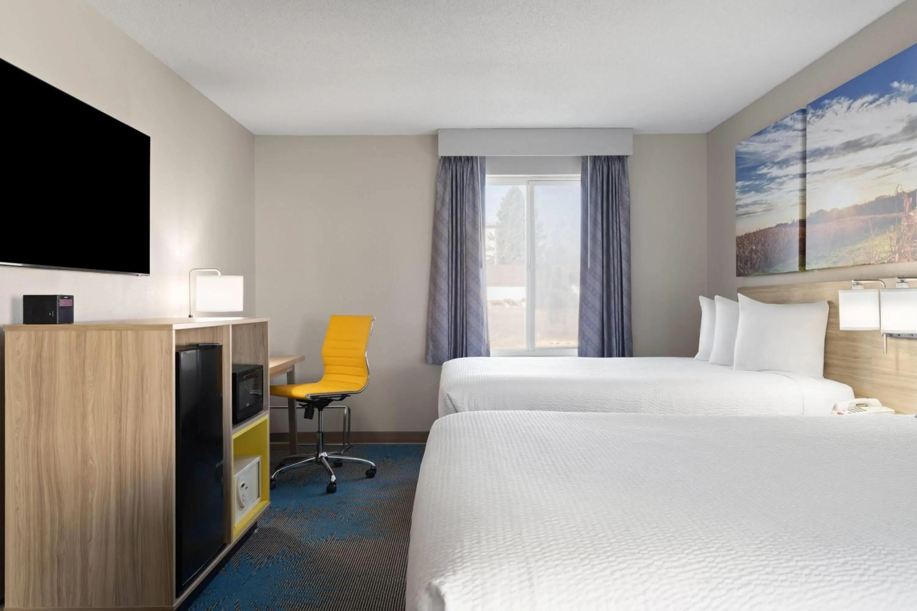 Photo of the whole room, Bed in Days Inn by Wyndham Jamestown