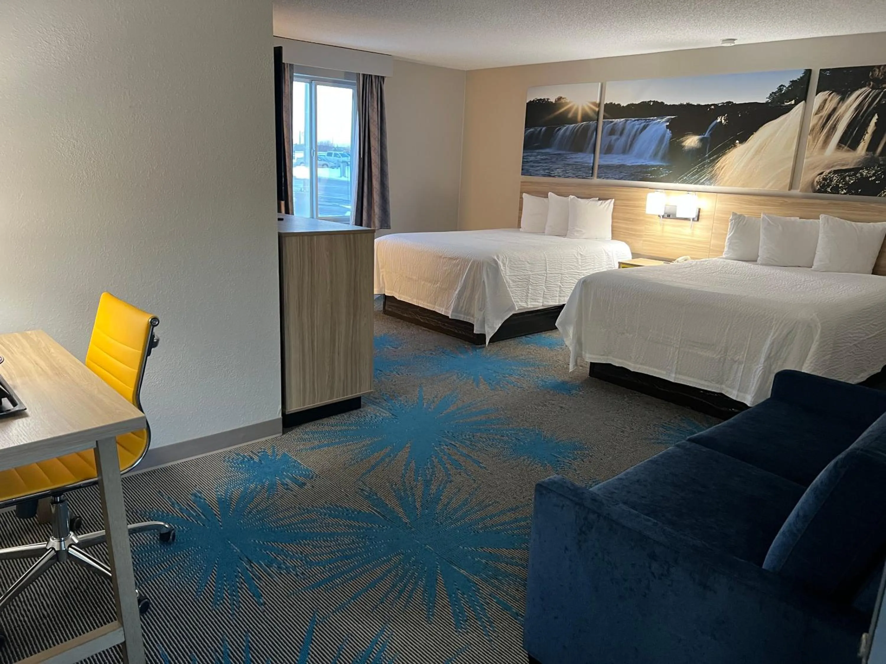 Bedroom, Bed in Days Inn by Wyndham Jamestown