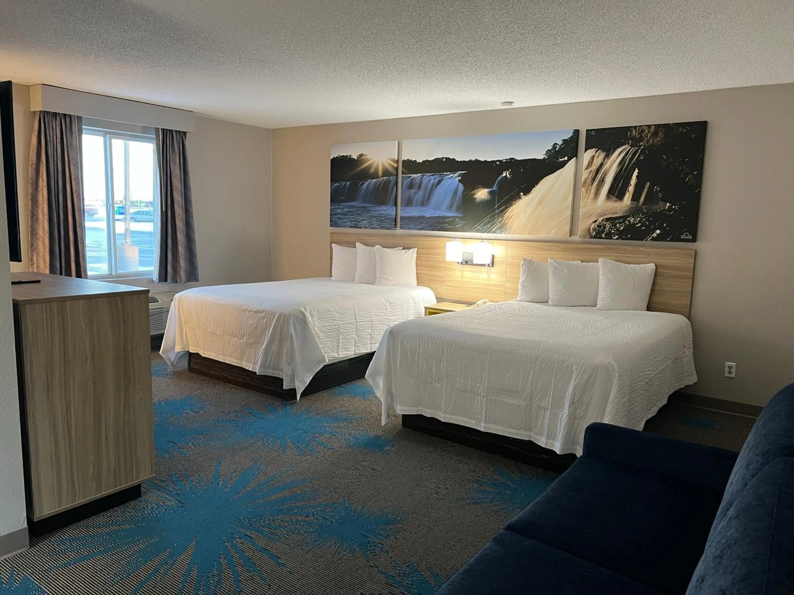 Bedroom, Bed in Days Inn by Wyndham Jamestown