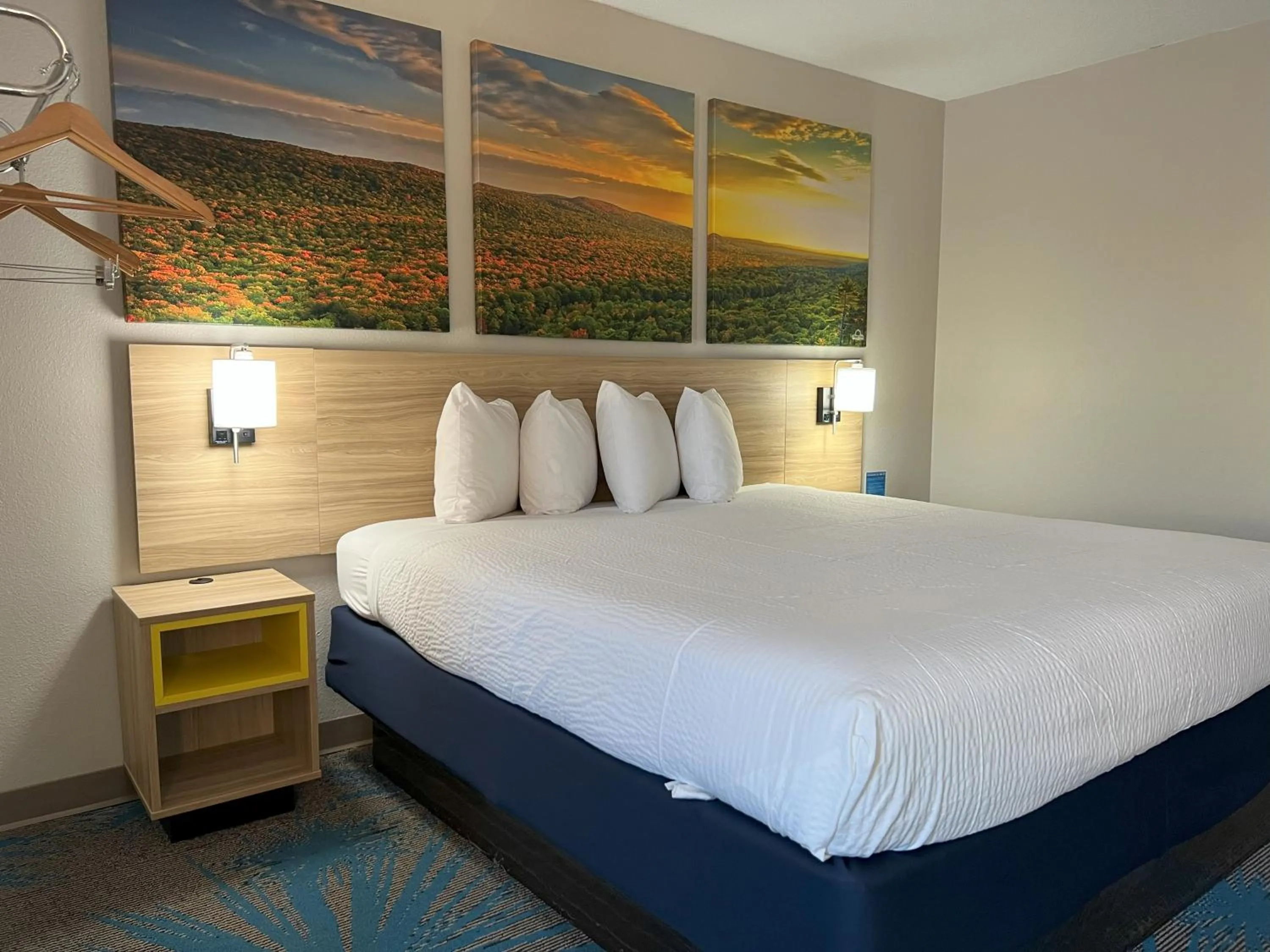 Bedroom, Bed in Days Inn by Wyndham Jamestown