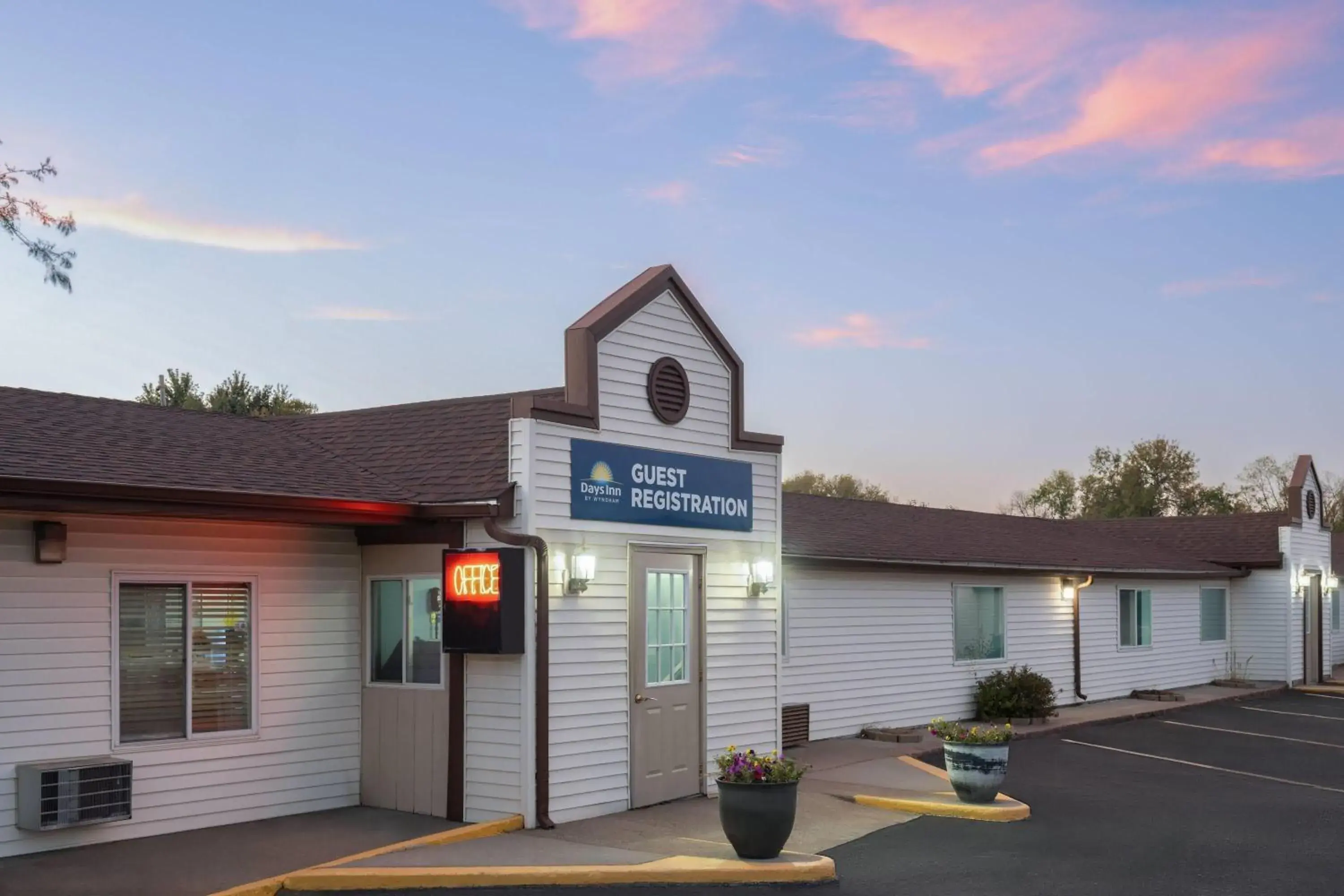 Property building in Days Inn by Wyndham Jamestown Property building in Days Inn by Wyndham Jamestown