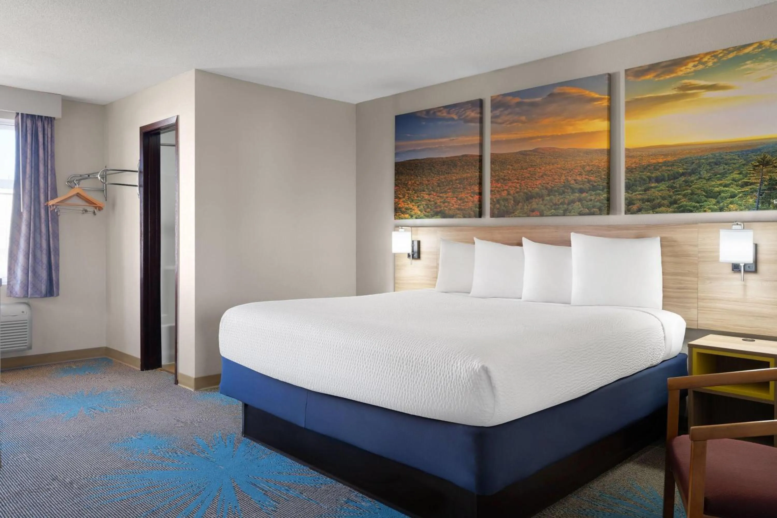 Photo of the whole room, Bed in Days Inn by Wyndham Jamestown