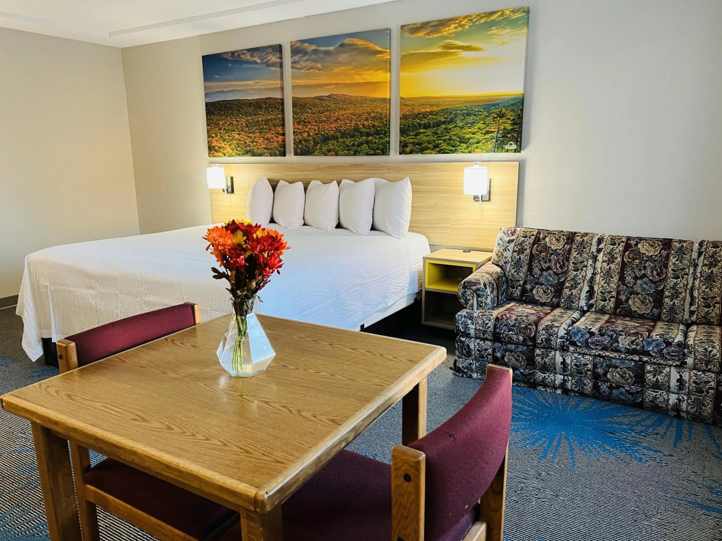 Bedroom, Bed in Days Inn by Wyndham Jamestown