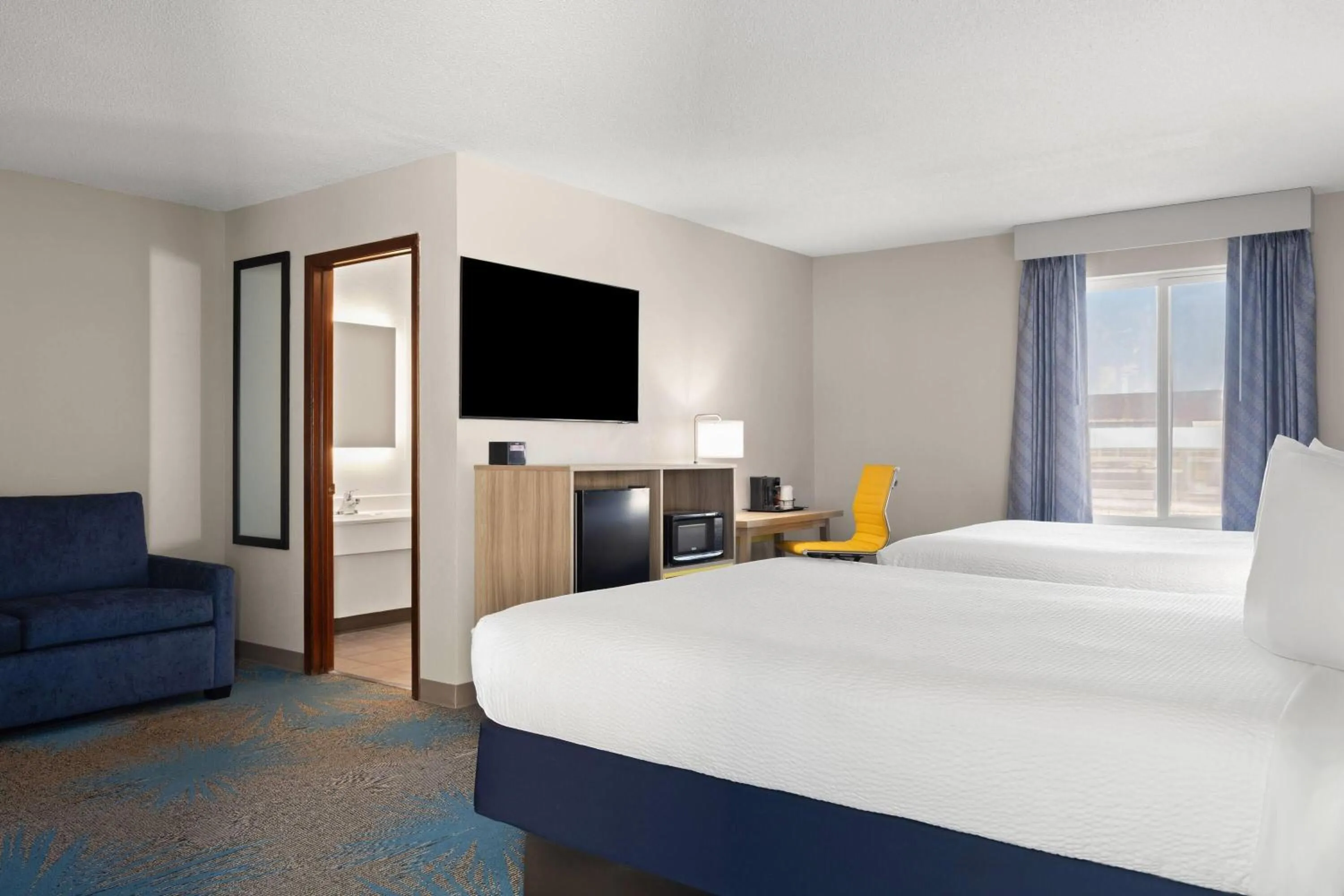 Photo of the whole room, Bed in Days Inn by Wyndham Jamestown