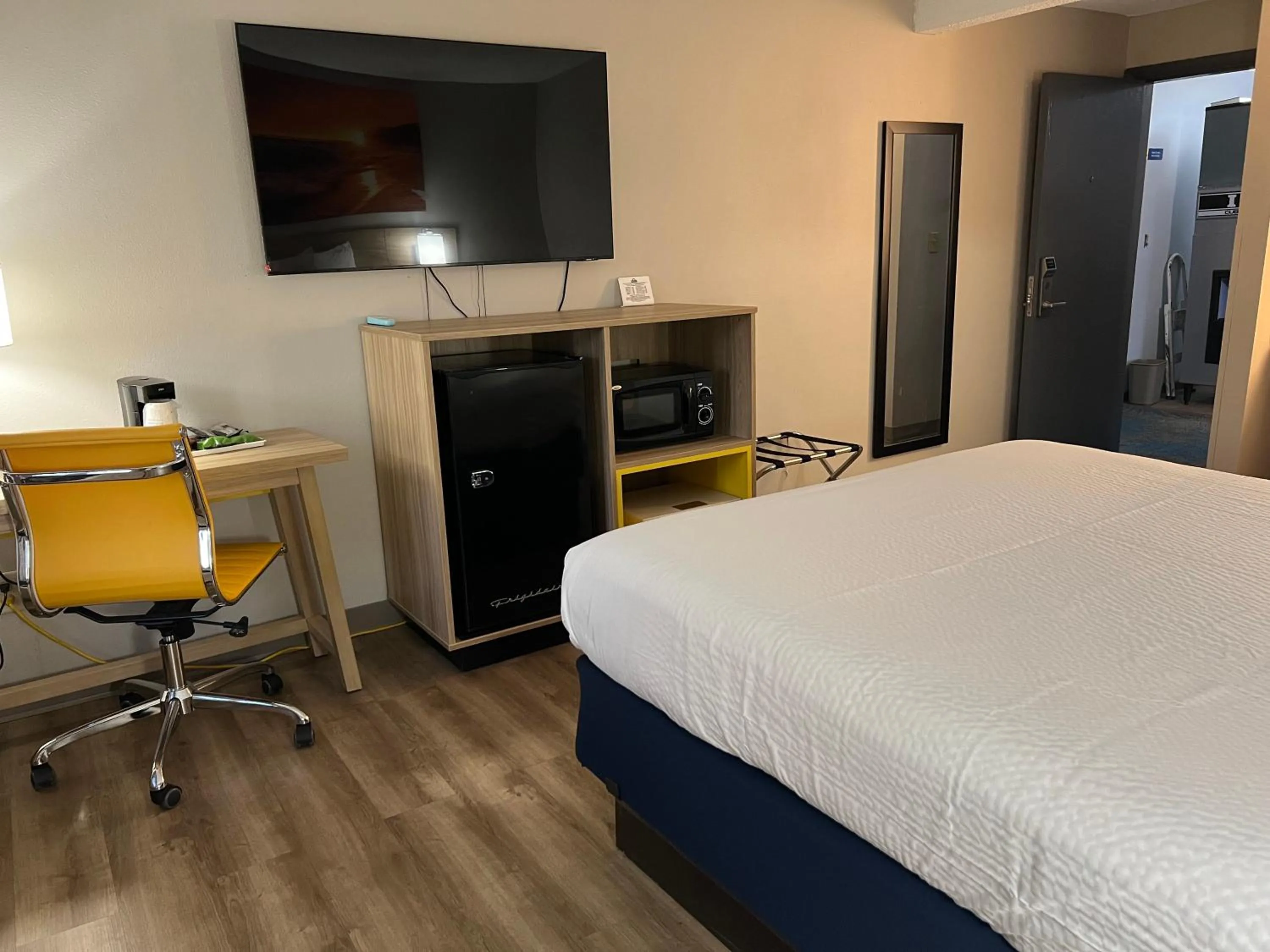 Bedroom, Bed in Days Inn by Wyndham Jamestown