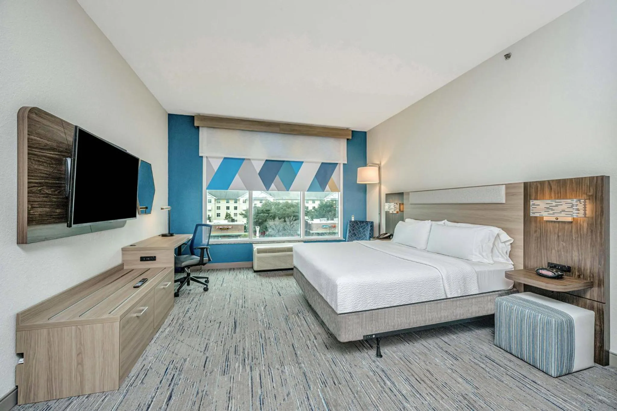 Photo of the whole room, Bed in Holiday Inn Express & Suites Charleston Arpt-Conv Ctr Area by IHG