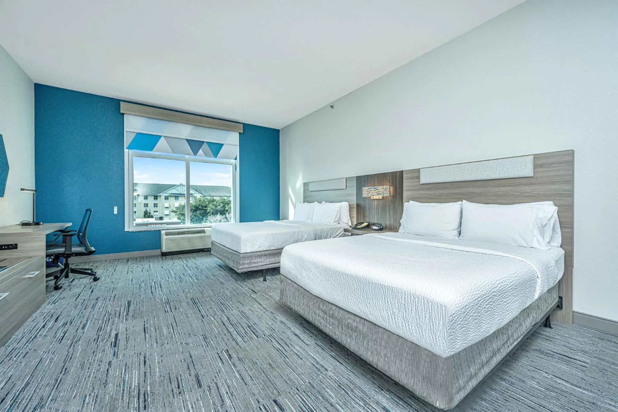 Photo of the whole room, Bed in Holiday Inn Express & Suites Charleston Arpt-Conv Ctr Area by IHG