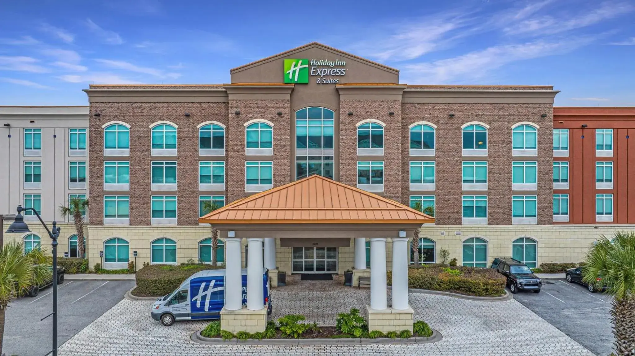 Property building in Holiday Inn Express & Suites Charleston Arpt-Conv Ctr Area by IHG Property building in Holiday Inn Express & Suites Charleston Arpt-Conv Ctr Area by IHG