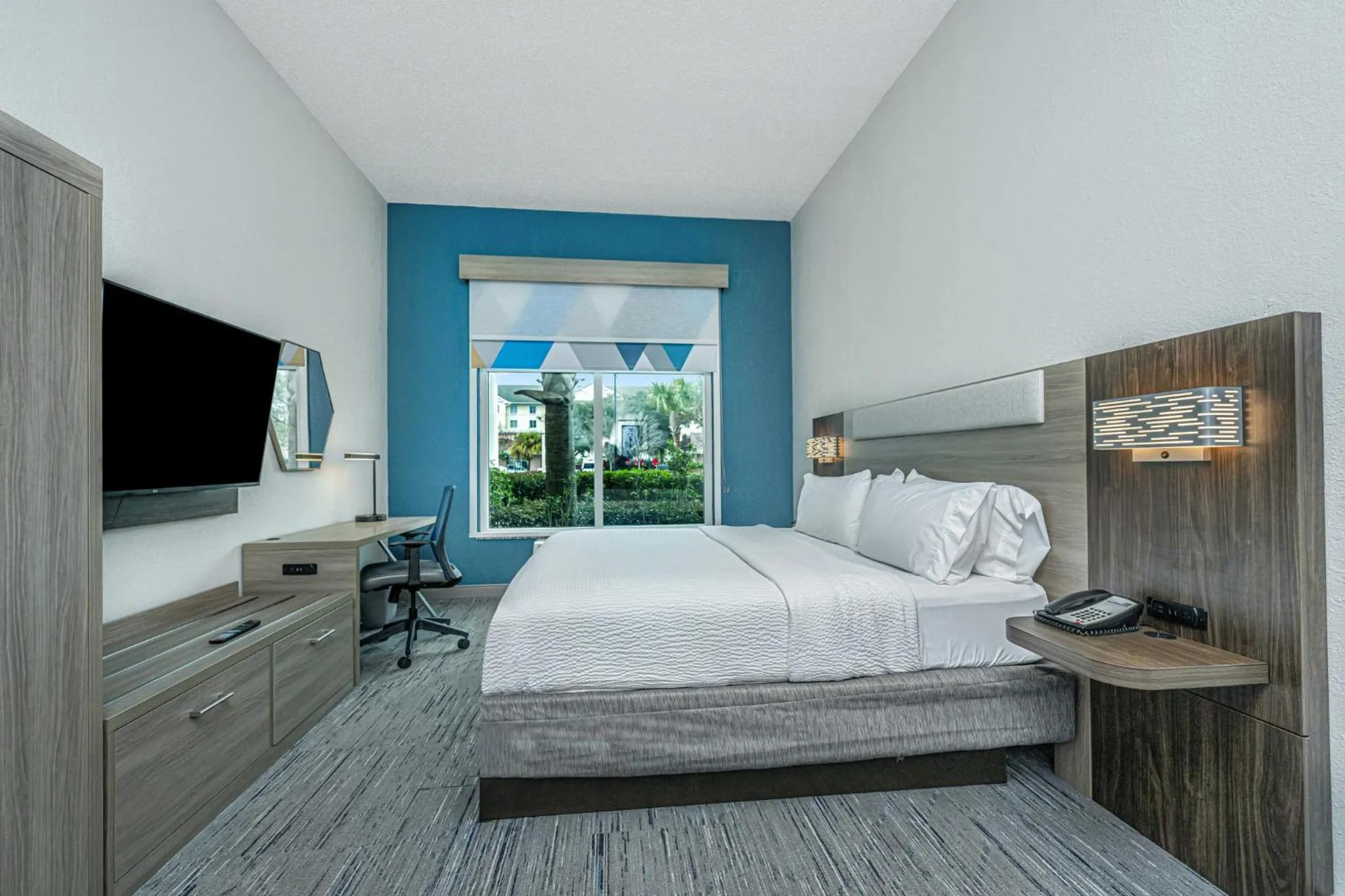 Photo of the whole room, Bed in Holiday Inn Express & Suites Charleston Arpt-Conv Ctr Area by IHG