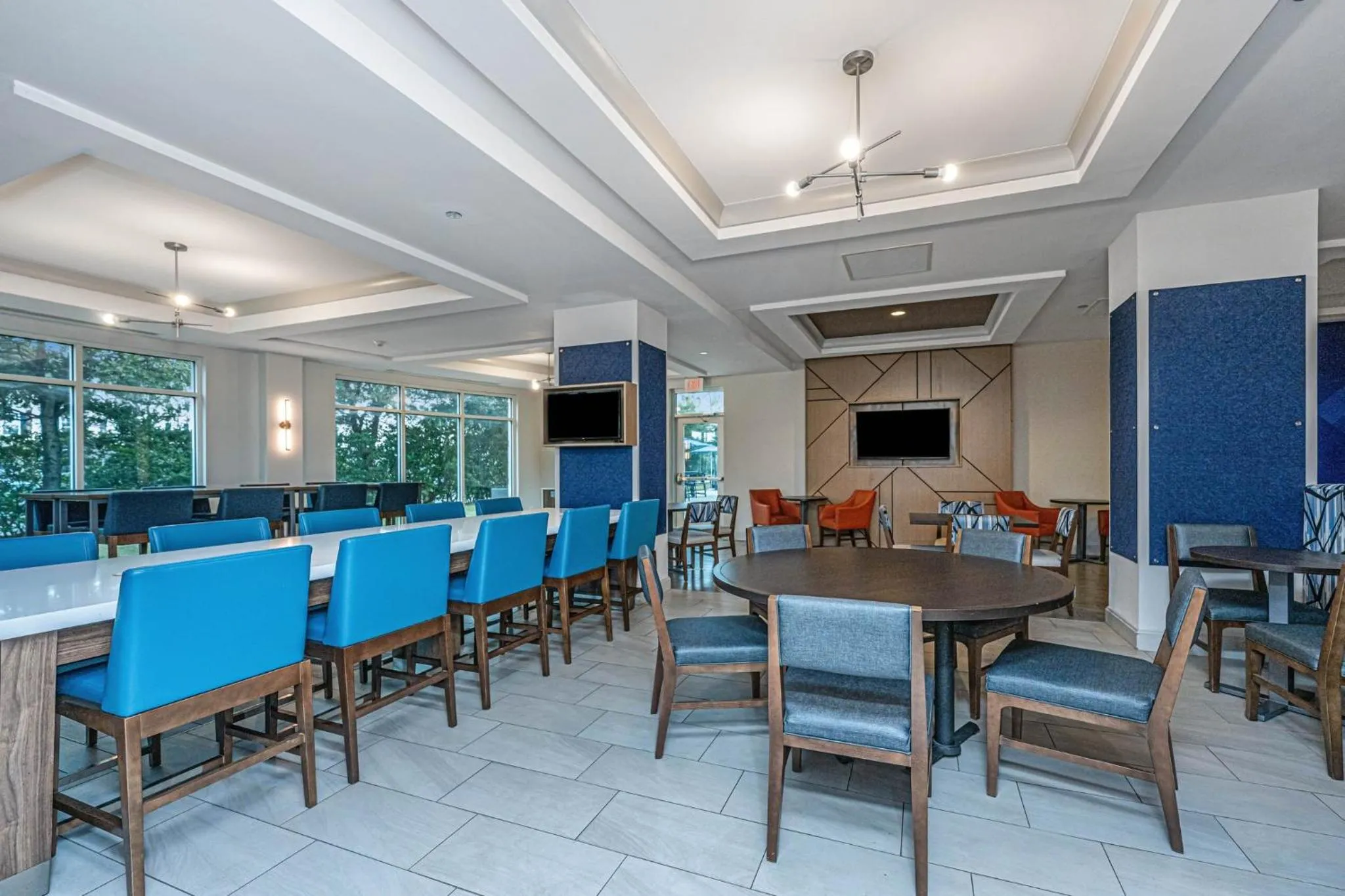 Breakfast in Holiday Inn Express & Suites Charleston Arpt-Conv Ctr Area by IHG