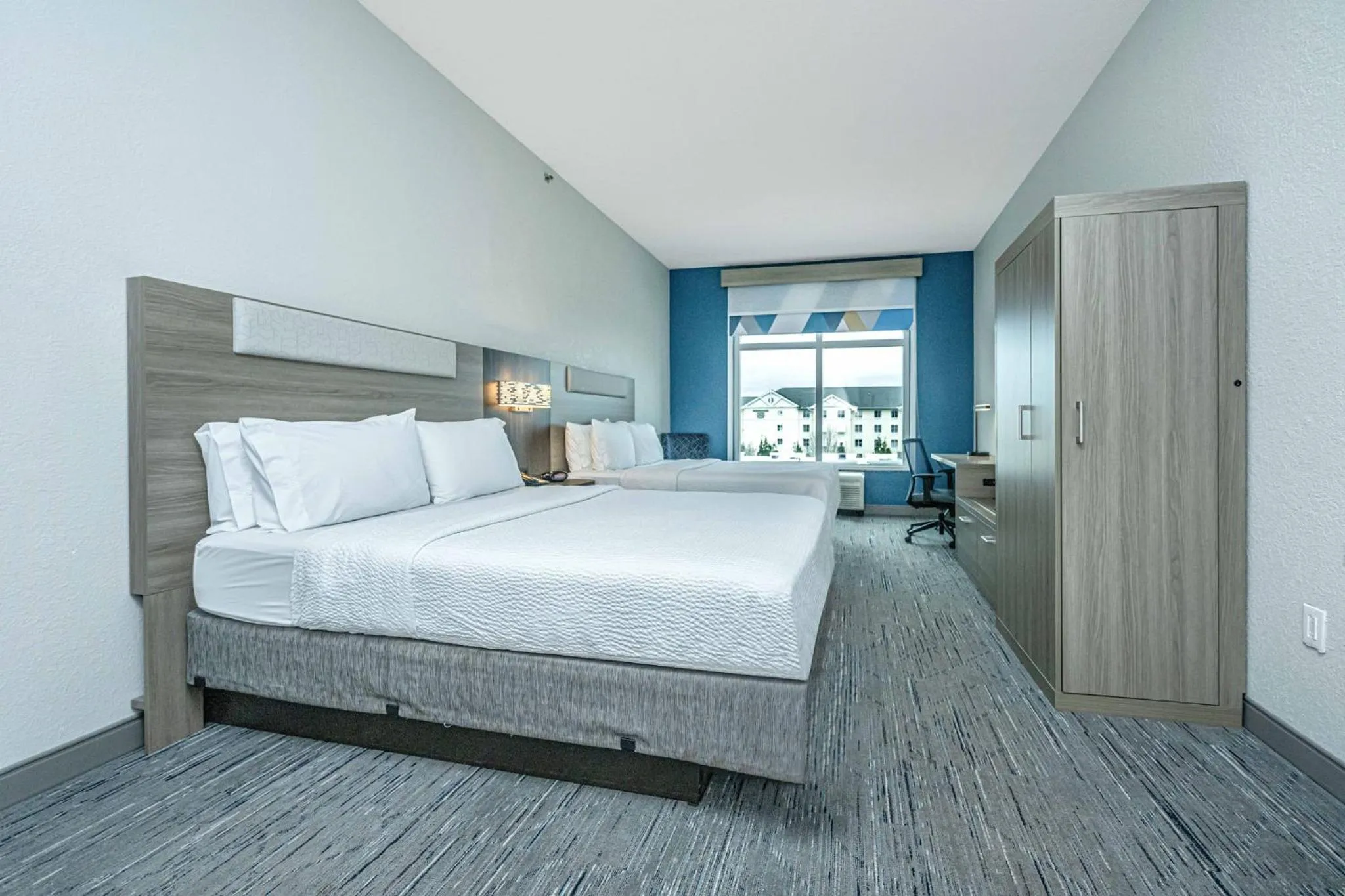 Photo of the whole room, Bed in Holiday Inn Express & Suites Charleston Arpt-Conv Ctr Area by IHG