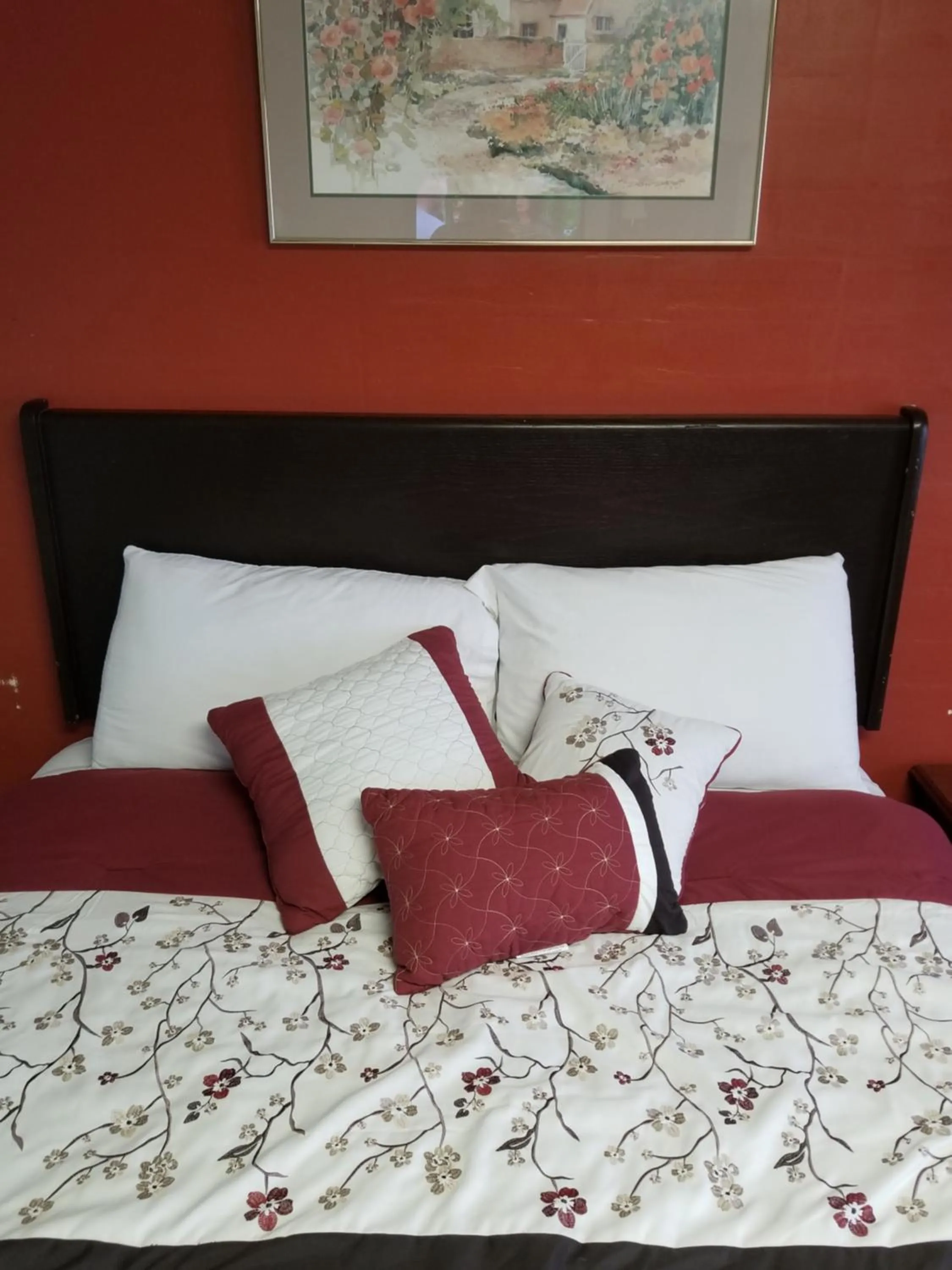 Bed in Valley Inn - Lebanon Oregon