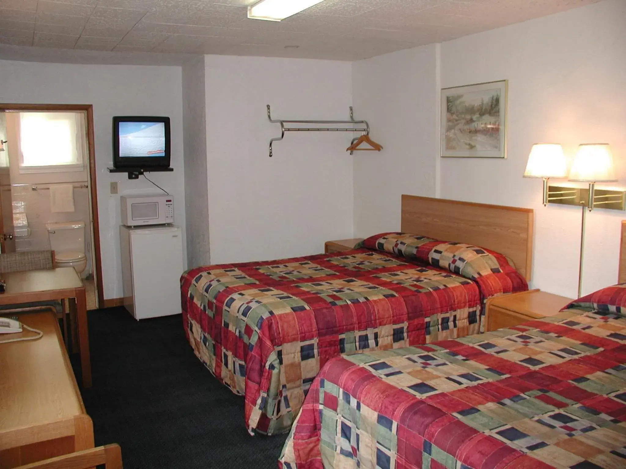 Queen Room with Two Queen Beds - Non-Smoking in Valley Inn - Lebanon Oregon Queen Room with Two Queen Beds - Non-Smoking in Valley Inn - Lebanon Oregon