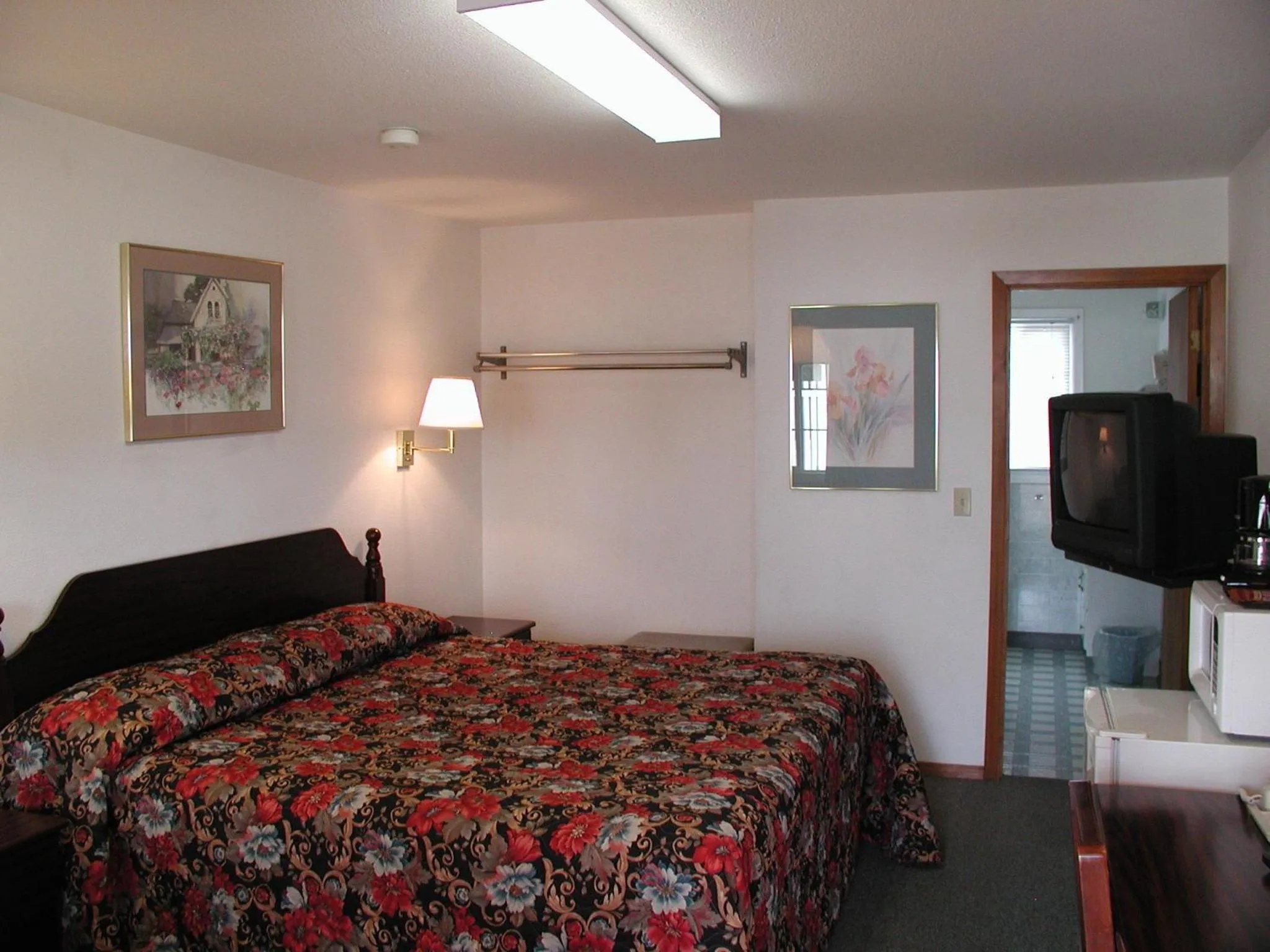 Bed in Valley Inn - Lebanon Oregon