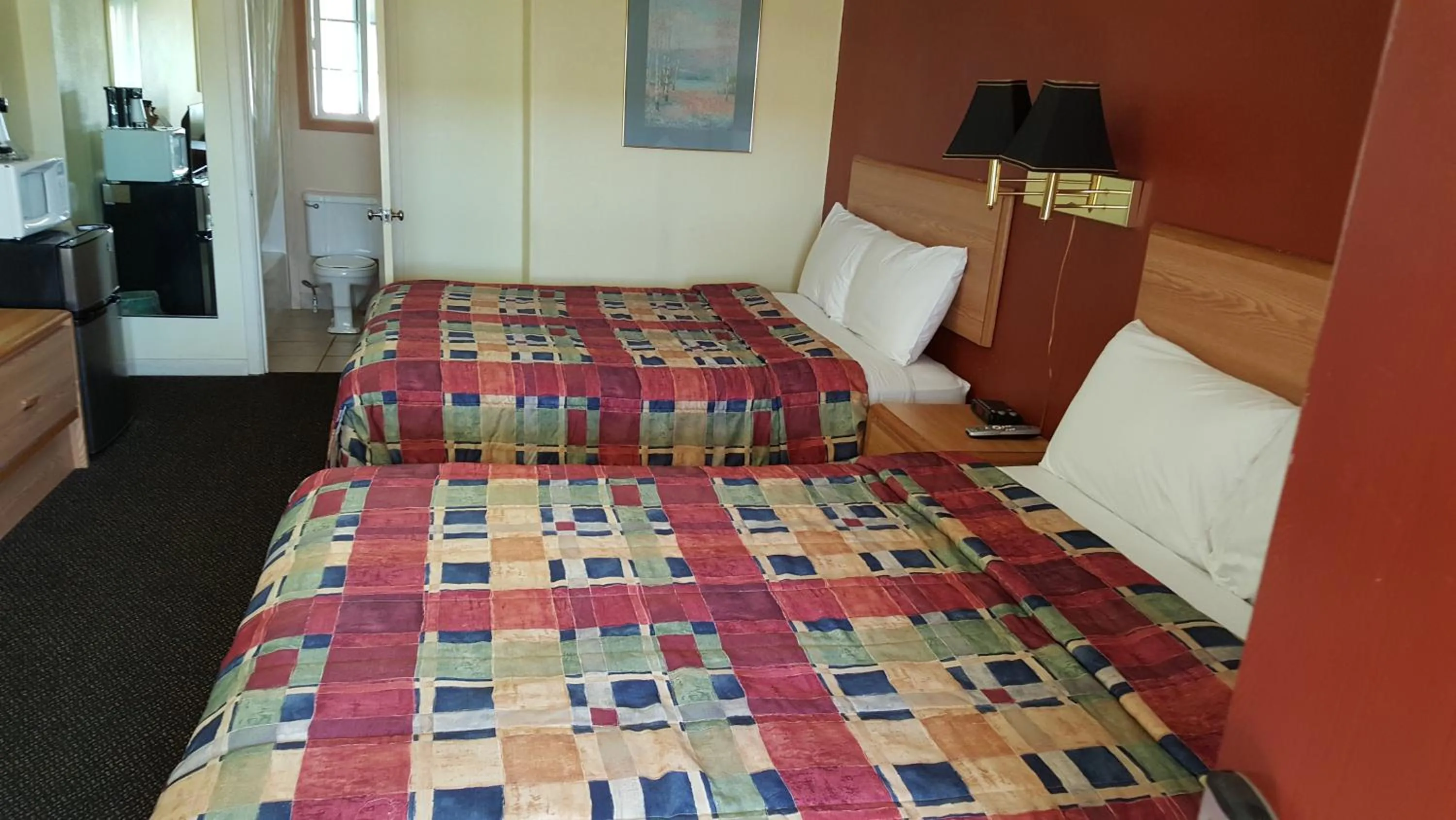 Bed in Valley Inn - Lebanon Oregon