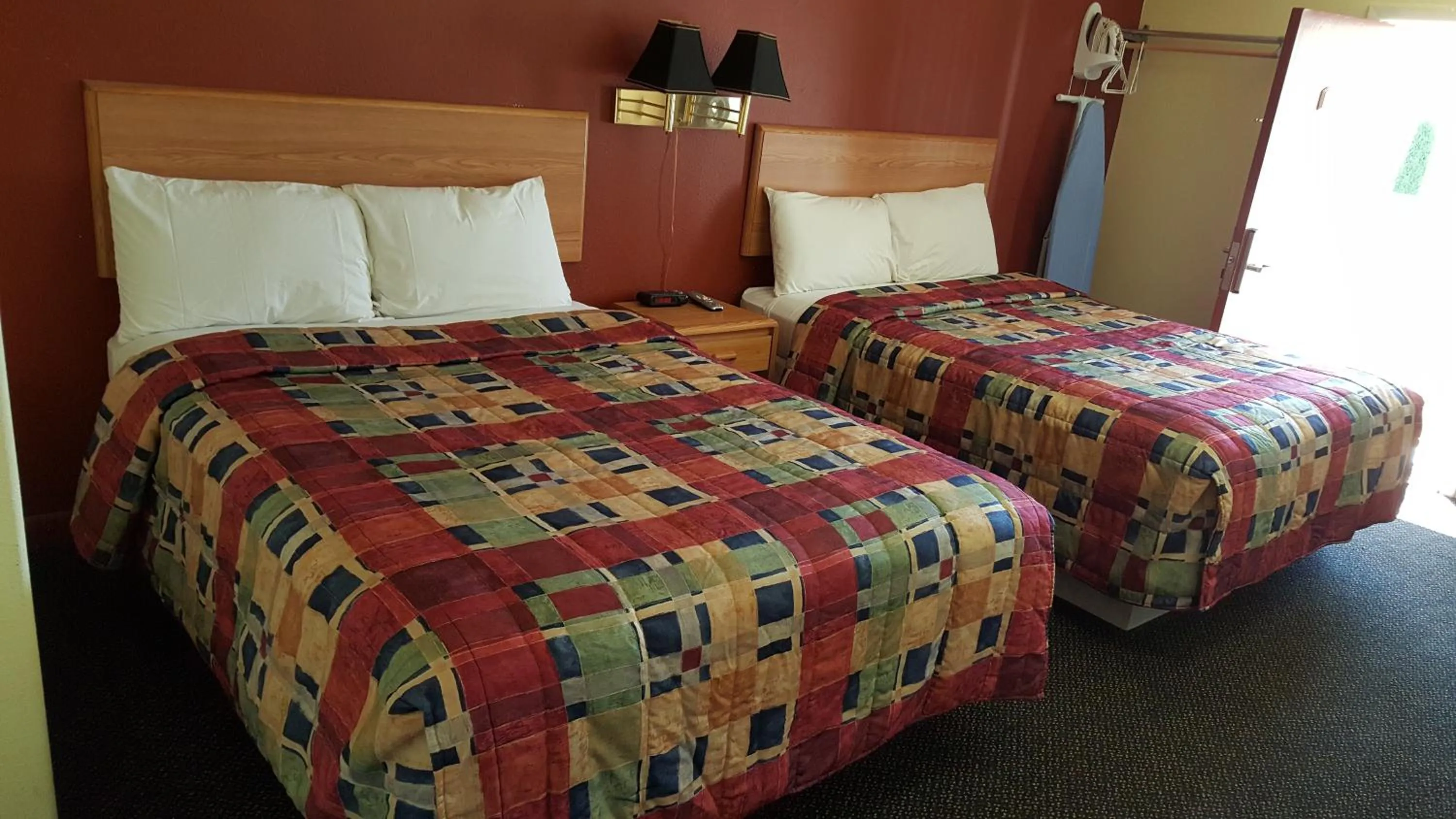 Bed in Valley Inn - Lebanon Oregon