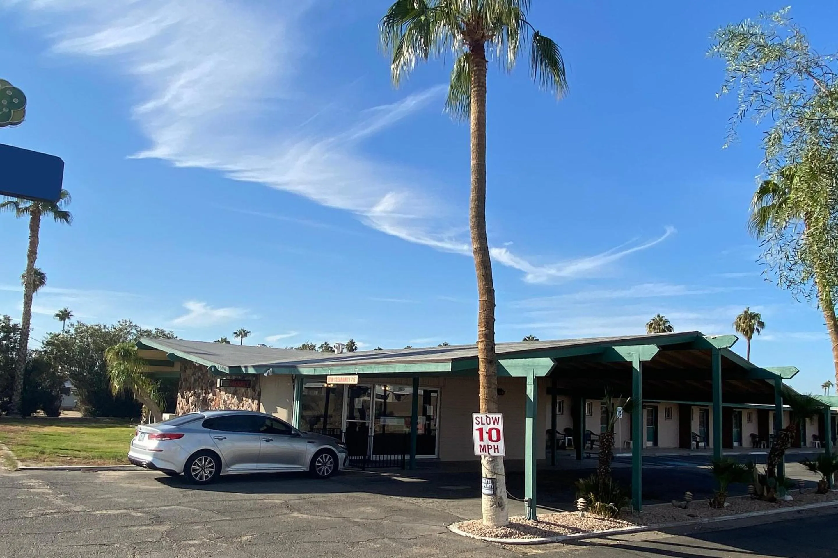 Facade/entrance in OYO Hotel Yuma AZ Desert Grove