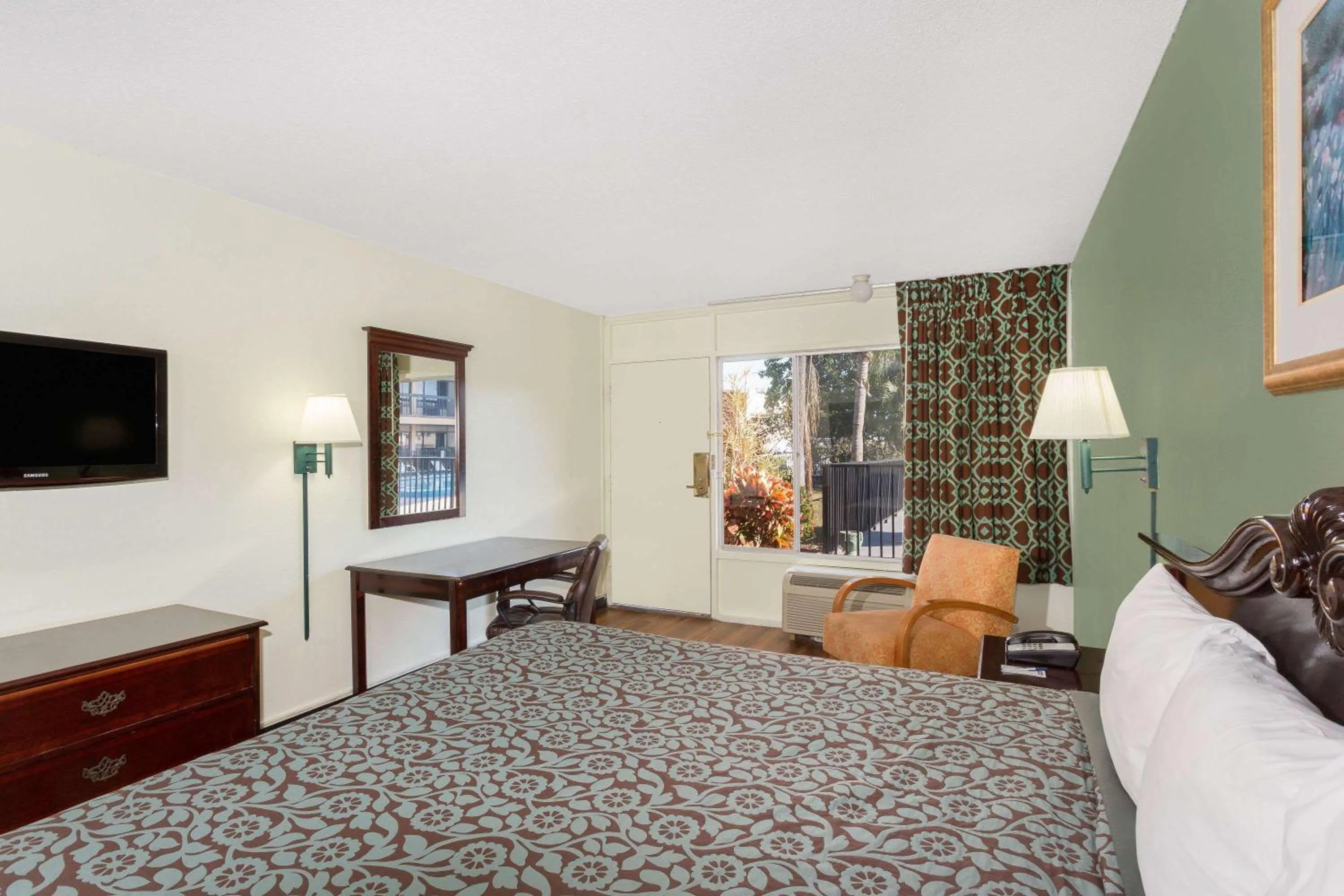 Photo of the whole room, Bed in Travelodge by Wyndham Fort Myers North