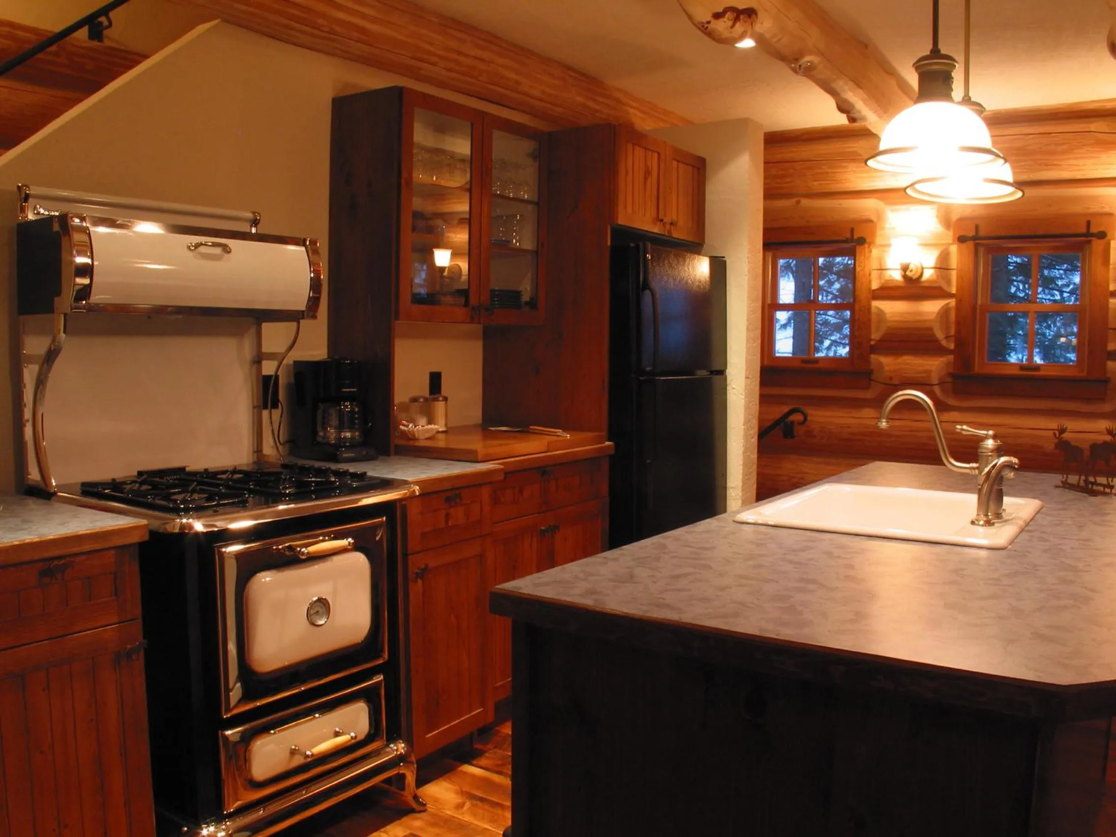Kitchen or kitchenette in Snow Creek Cabins by Fernie Lodging Co
