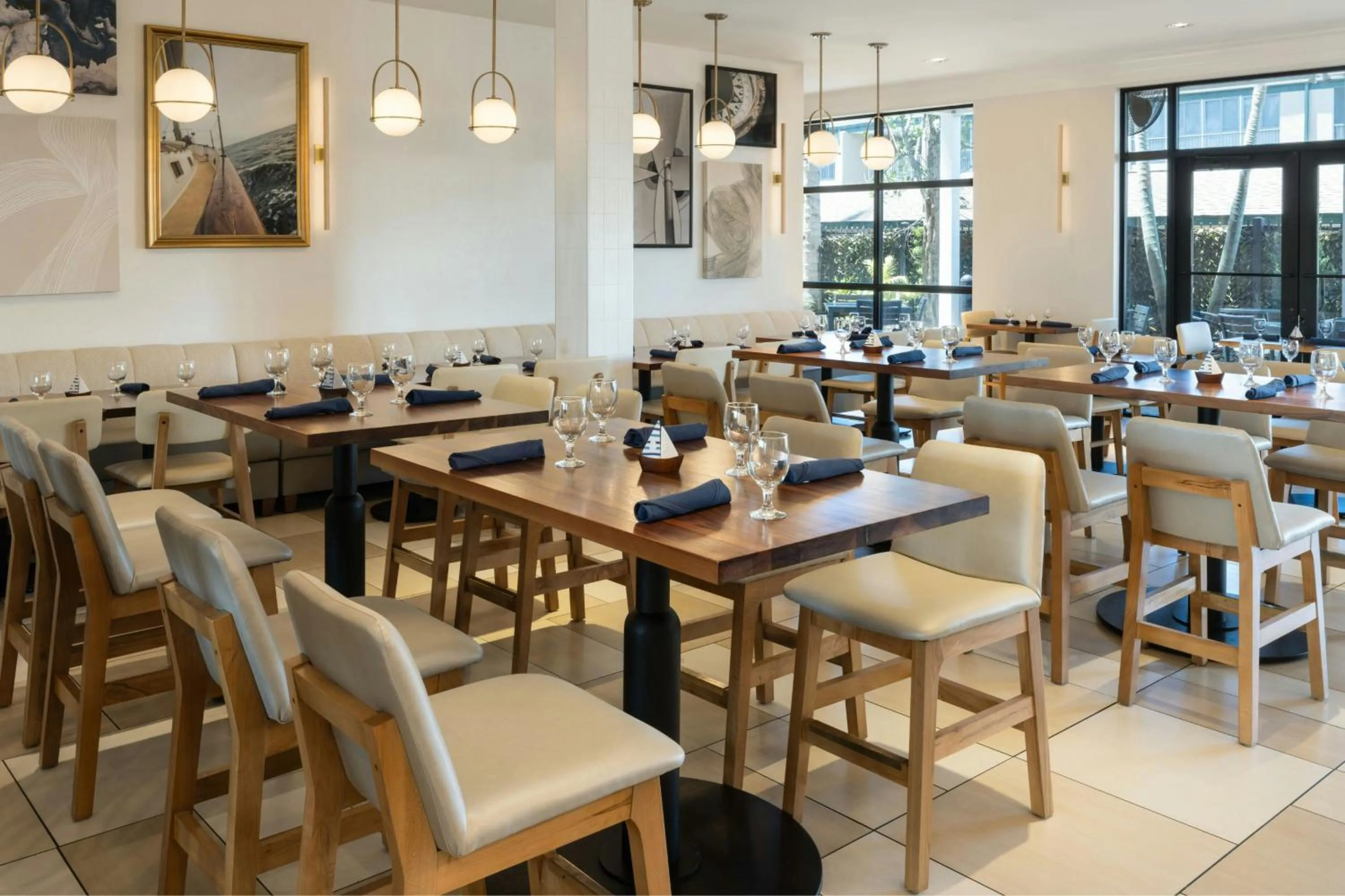 Lounge or bar in Four Points by Sheraton Punta Gorda Harborside