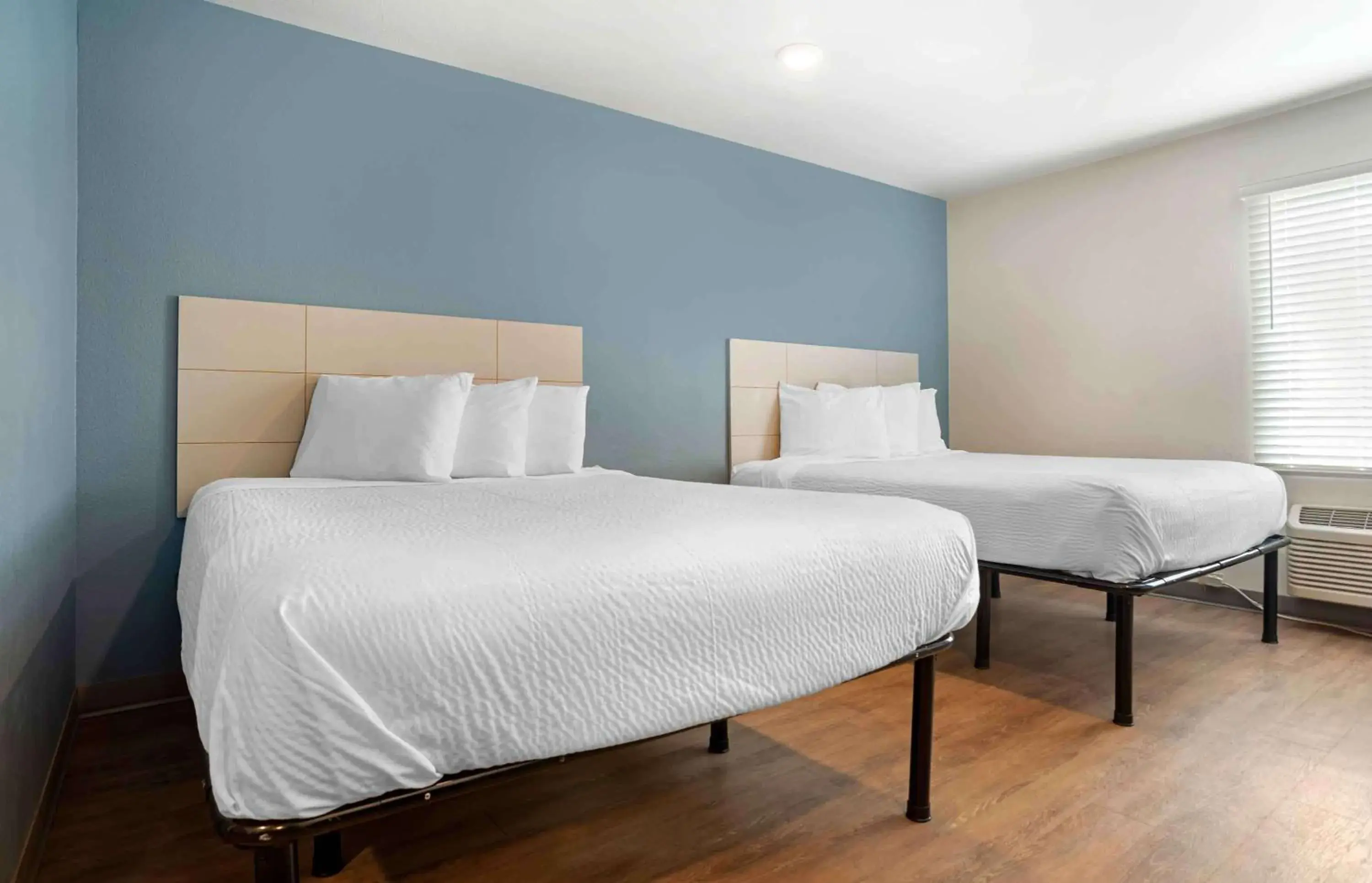 Bedroom, Bed in Extended Stay America Select Suites - Springdale Bedroom, Bed in Extended Stay America Select Suites - Springdale