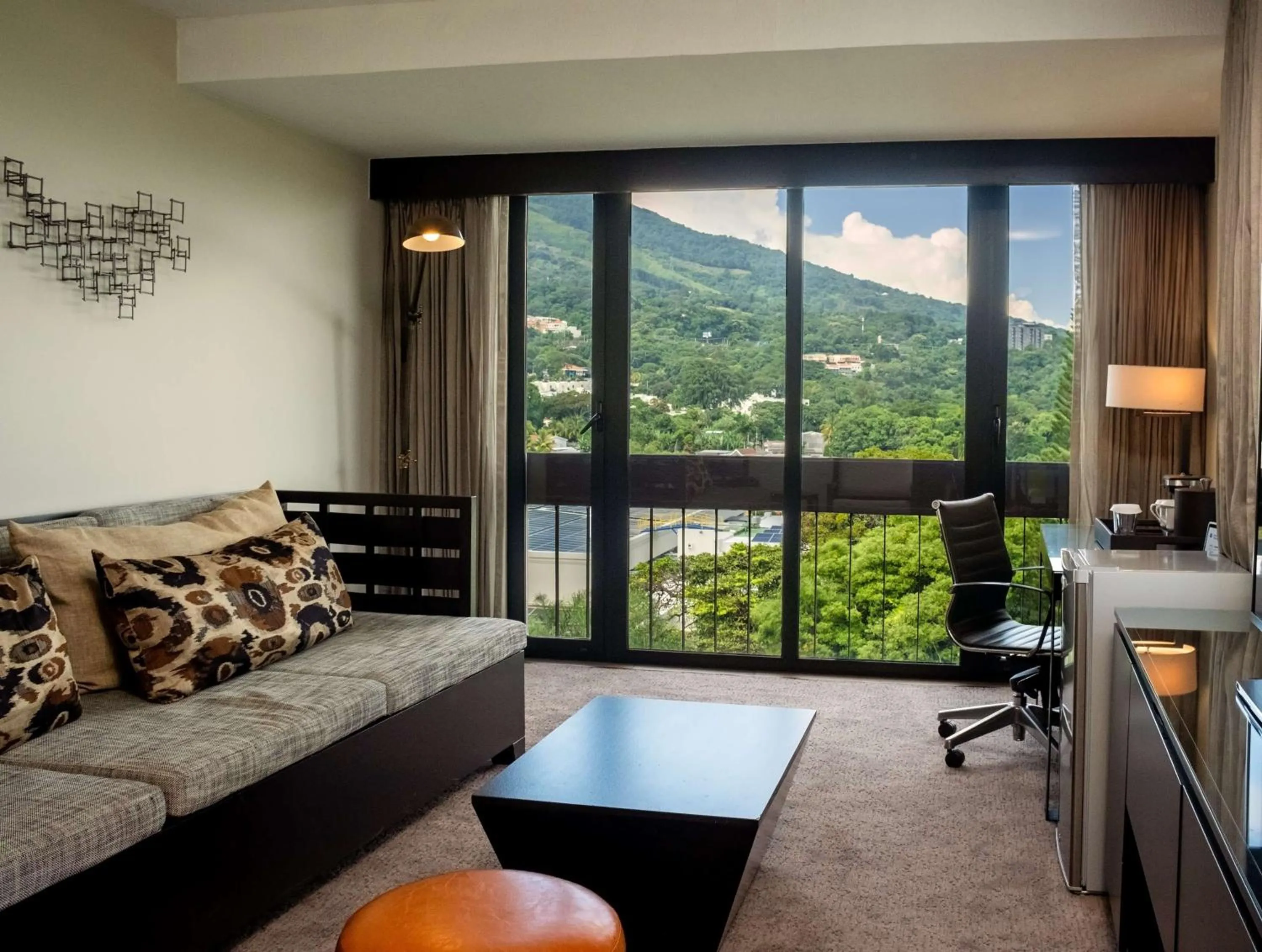 Living room in Crowne Plaza San Salvador, an IHG Hotel