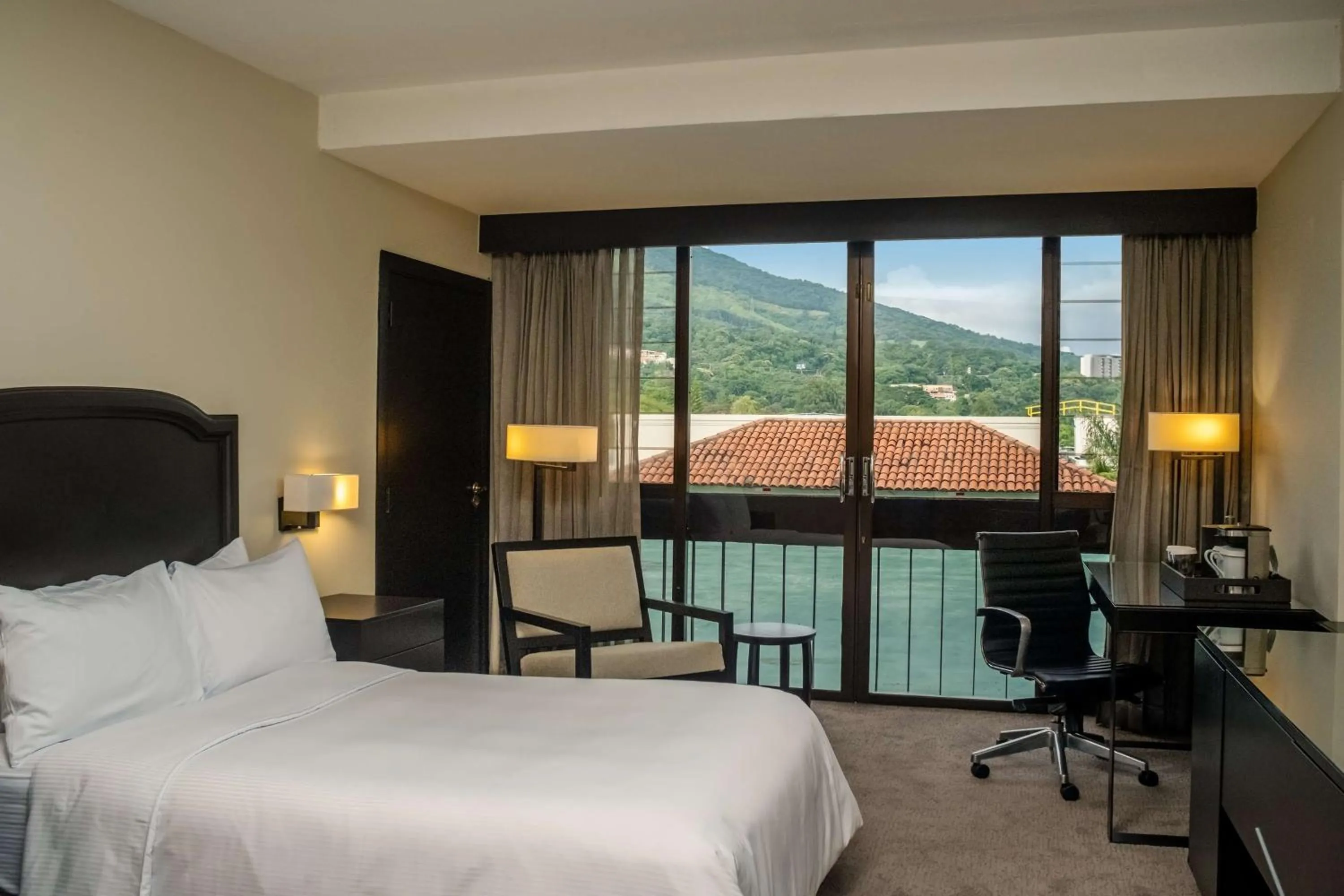 Bedroom, Bed in Crowne Plaza San Salvador, an IHG Hotel